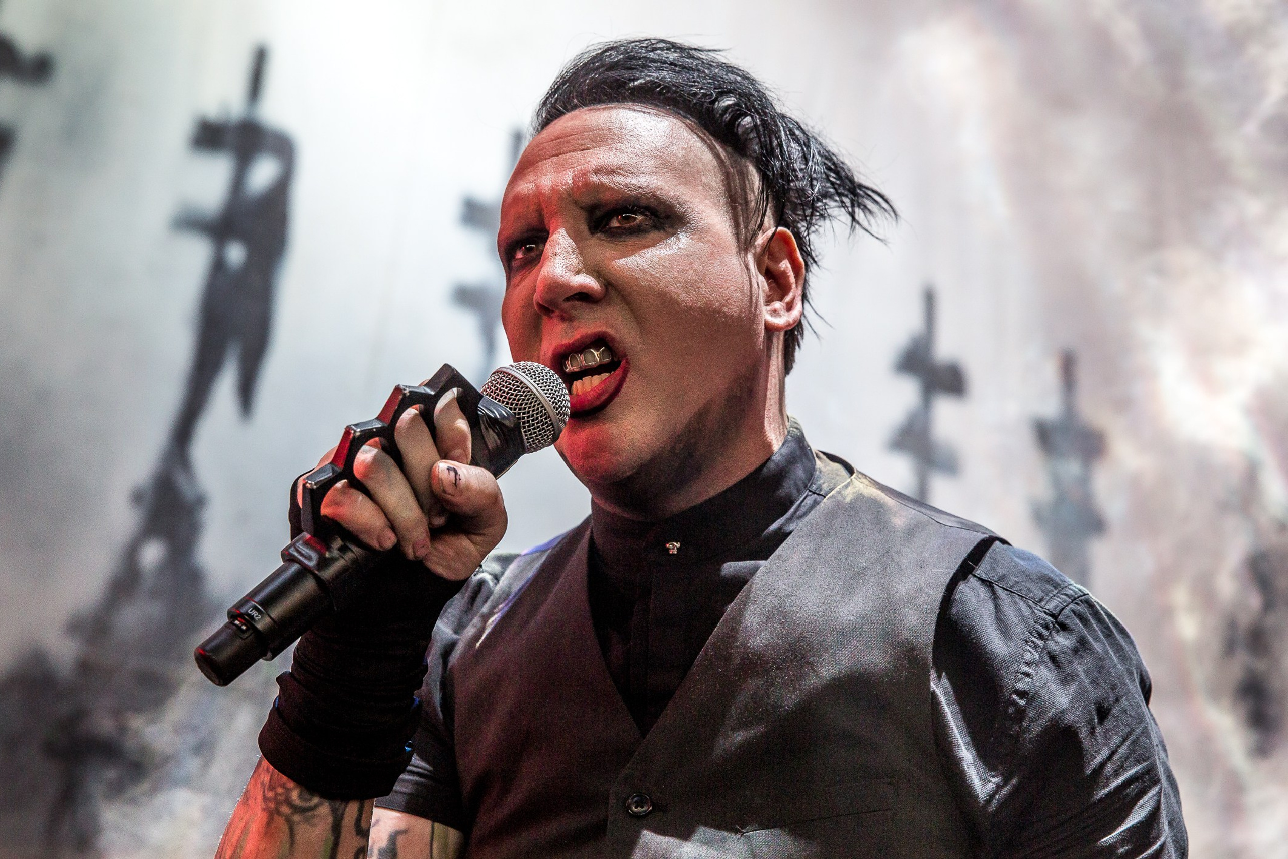 Queens Of The Stone Age abren el acceso gratuito a una película grabada en las catacumbas de París | FOTKAI