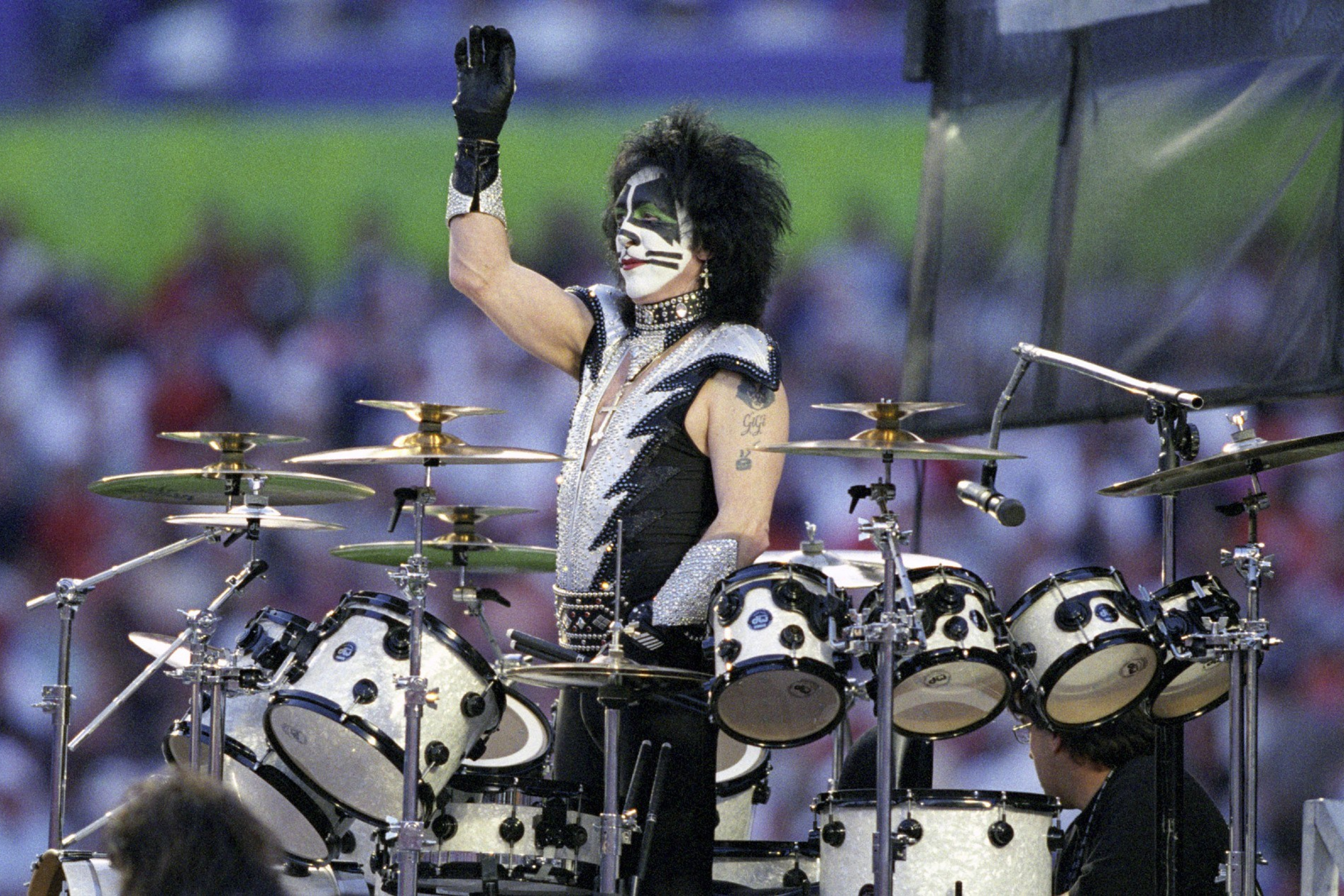 Новый бойбенд Саймона Коуэлла оказался в центре скандала из-за названия | FOTKAI