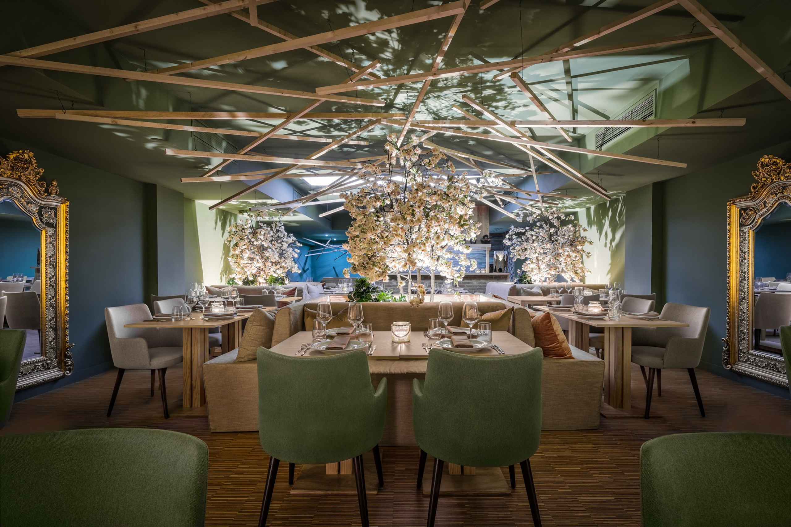 ELEBE ENTRE PAREDES. André Fontoura