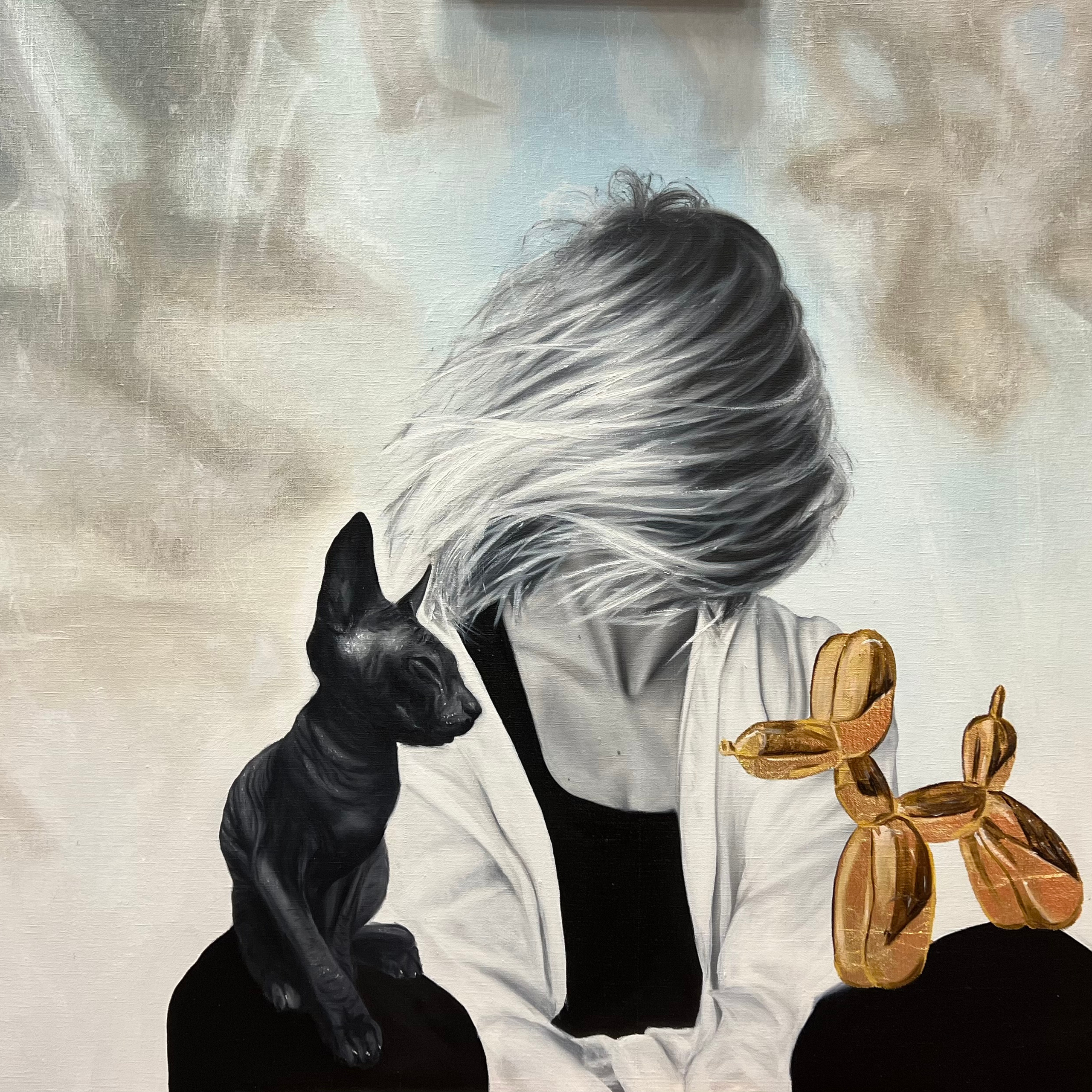 Девушка с белыми волосами с чёрной кошкой и золотой собакой 