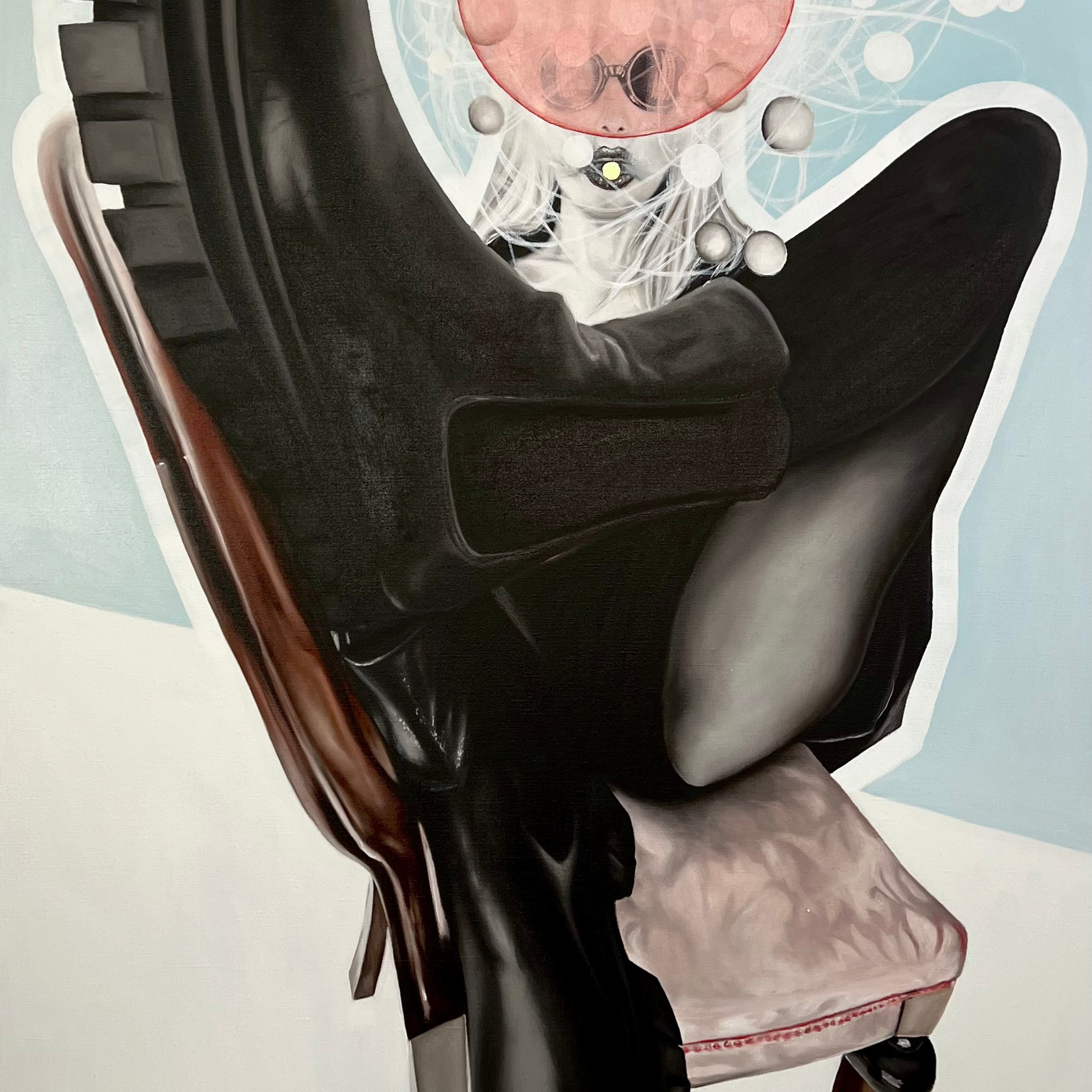 Фигура в чёрных ботинках на старом стуле с абстрактным фоном