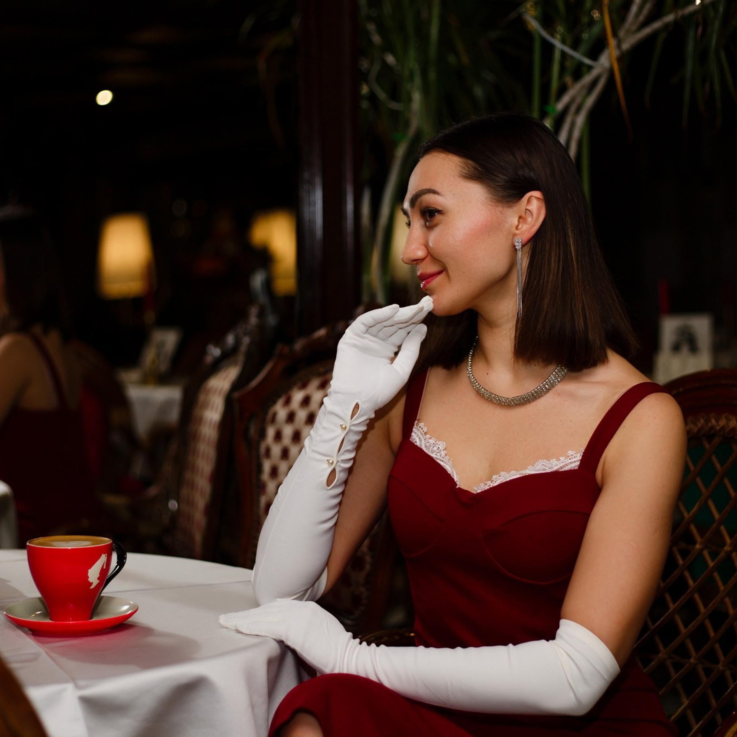 Дівчина в червоному!