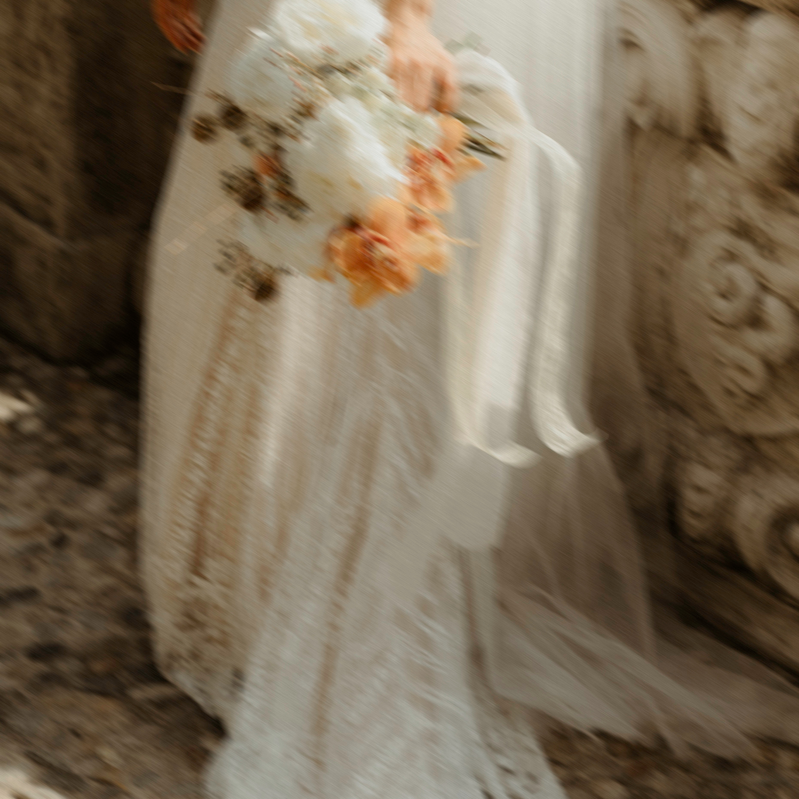 Una hermosa novia con vestido y un precioso ramo en Bellagio, Italia