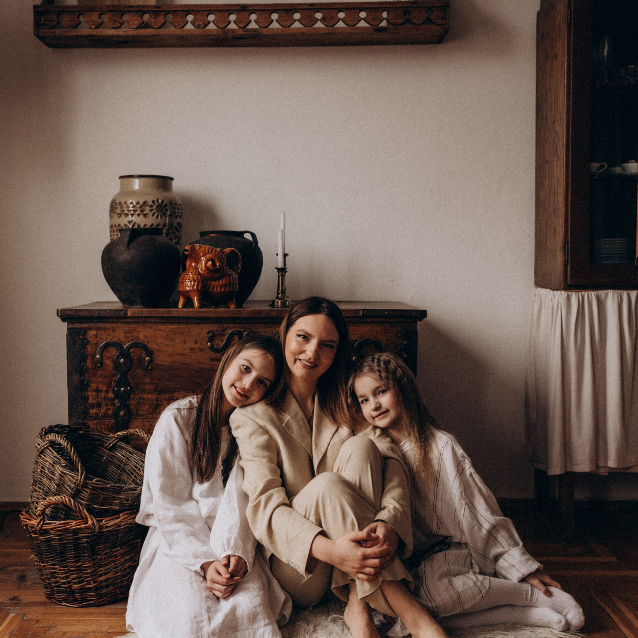 Сімейна фотосесія мами і донечок, зйомка Тернопіль Львів етностиль