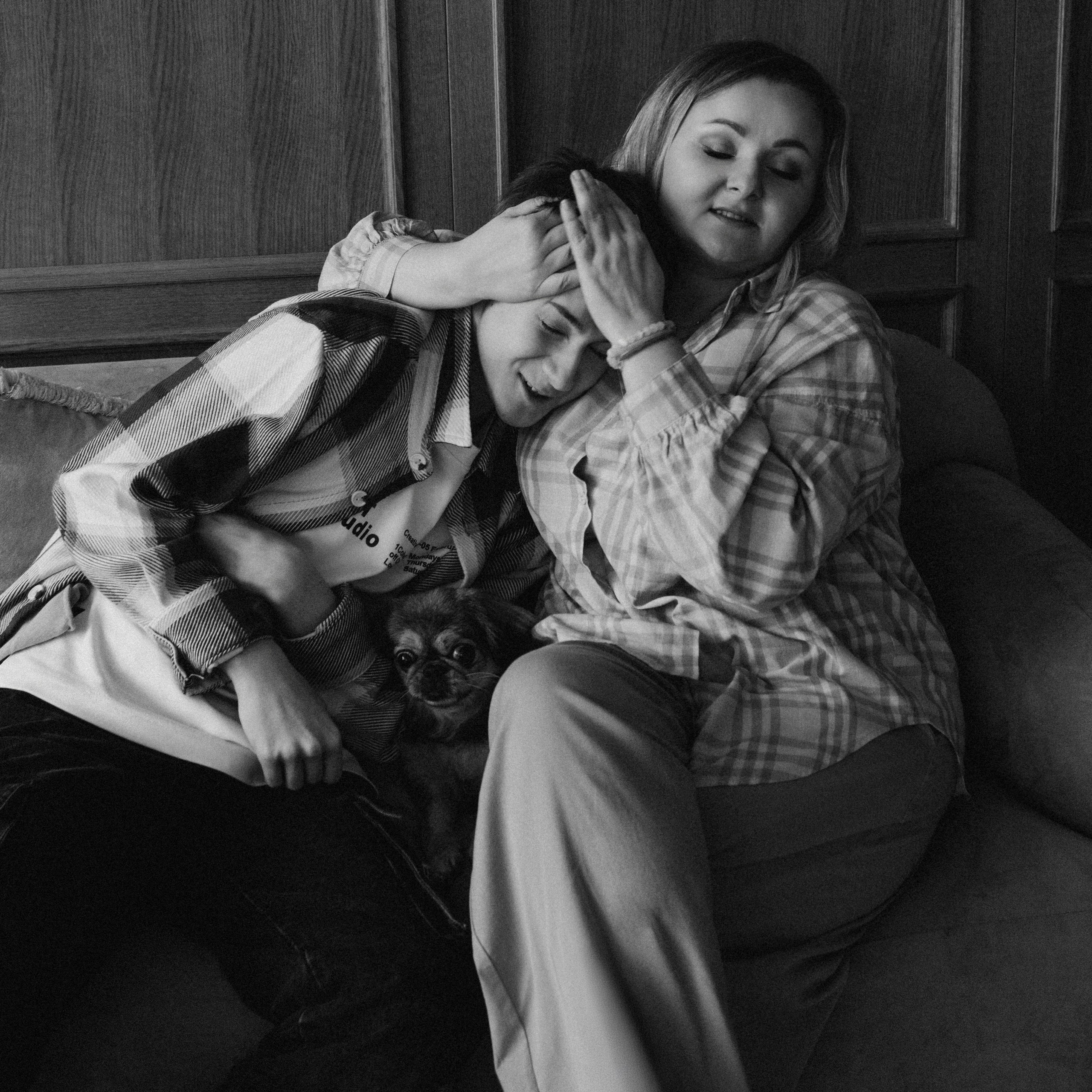 Фотосесія мама і син, сімейна фотосесія Тернопіль, зйомка мами з сином, сімейний фотограф Тернопіль, зйомка з домашнім улюбленцем