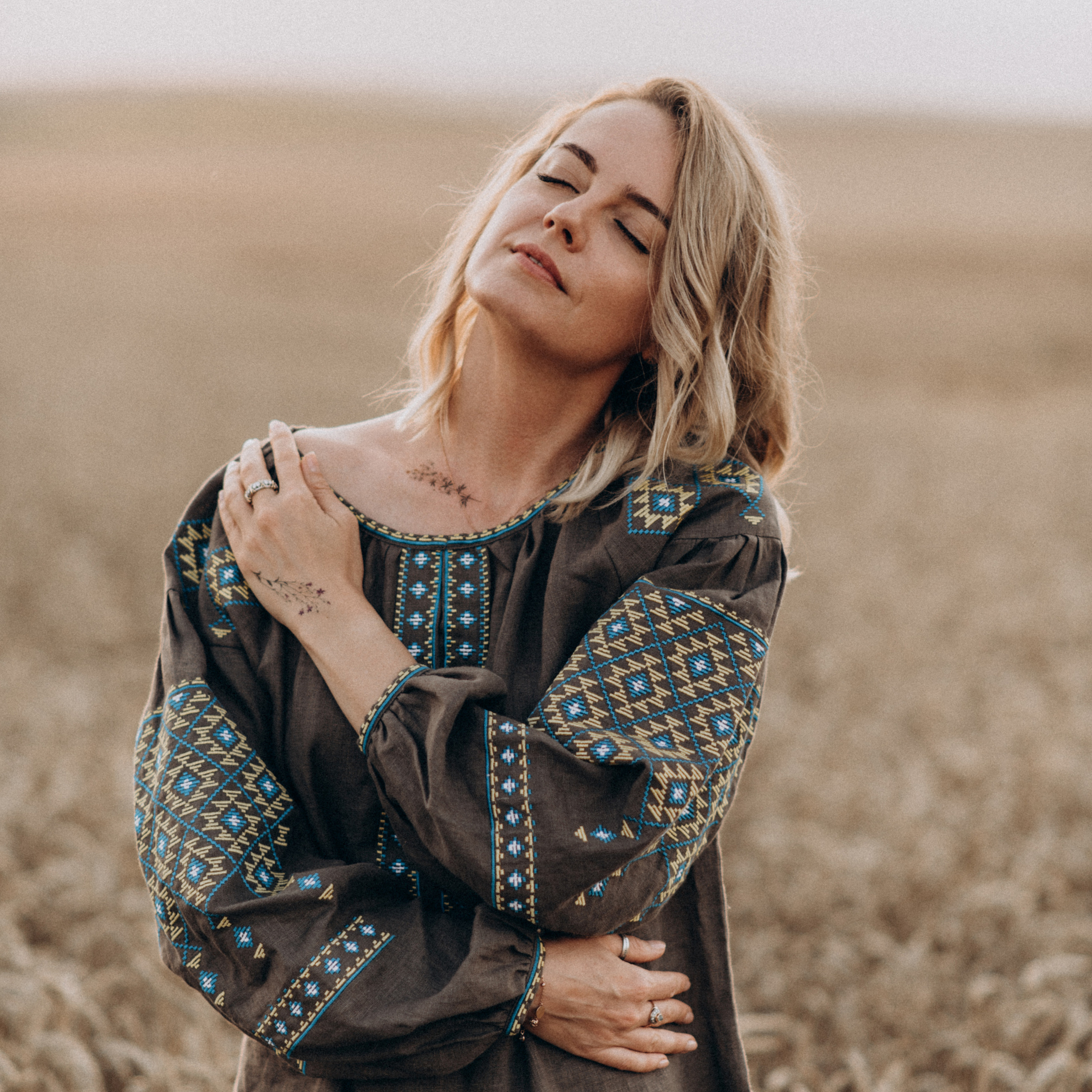 Фотосесія в пшениці та соняхах