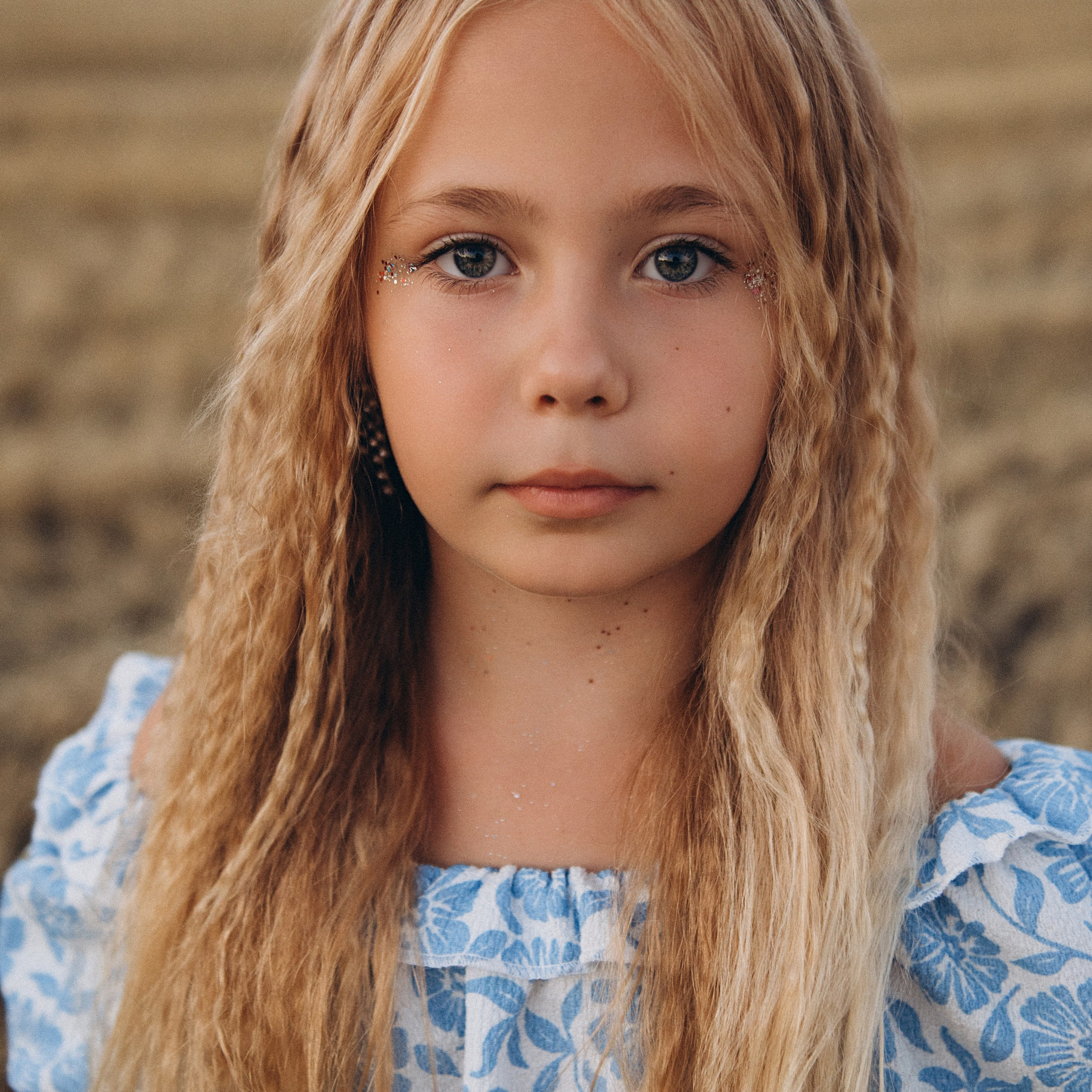 Фотосесія у соняшниках, дитячий фотограф Тернопіль, сімейний фотограф Тернопіль, дитяча фотосесія, фотосесія в полі, зйомка дітей