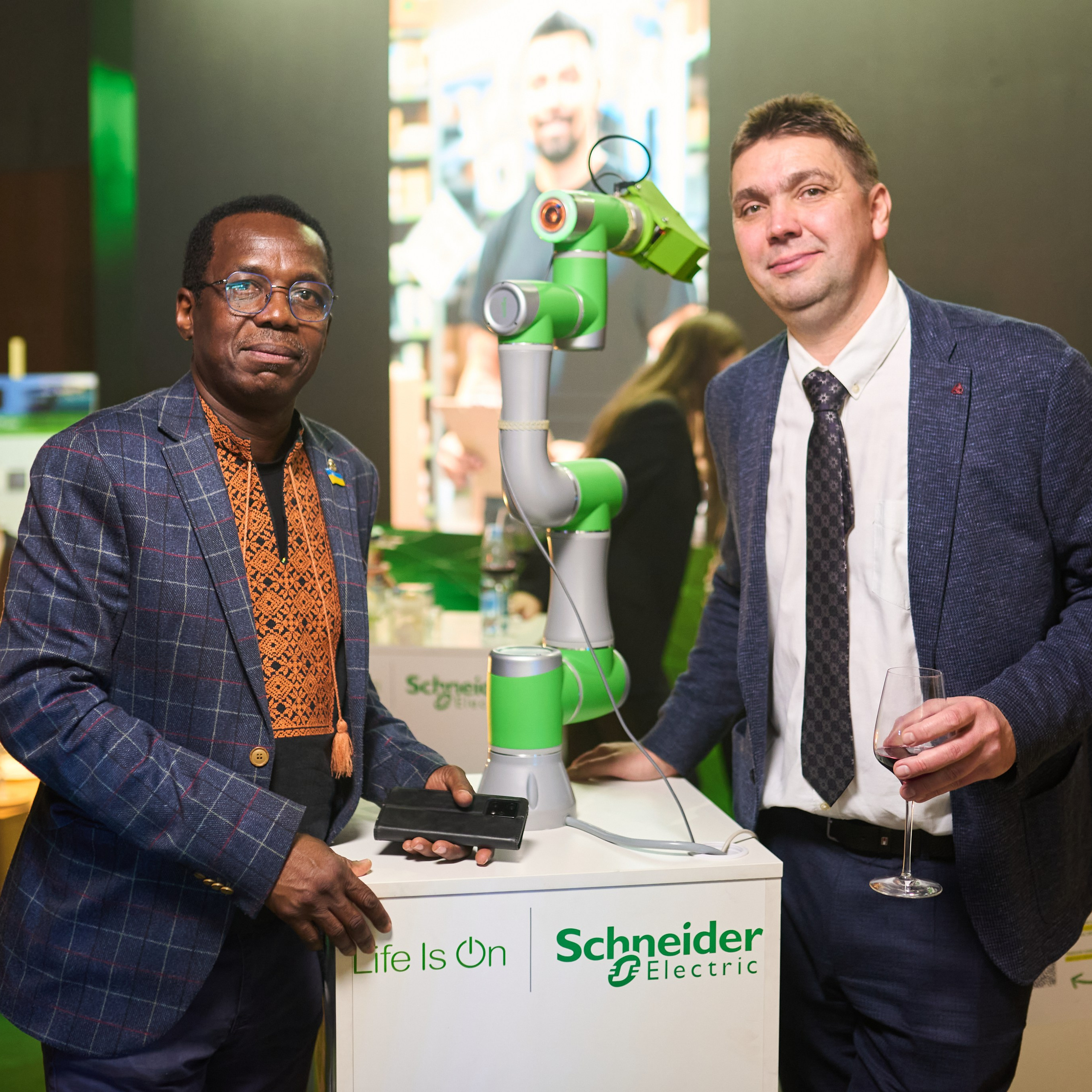 Стенд Schneider на події ТПП України — інновації та взаємодія