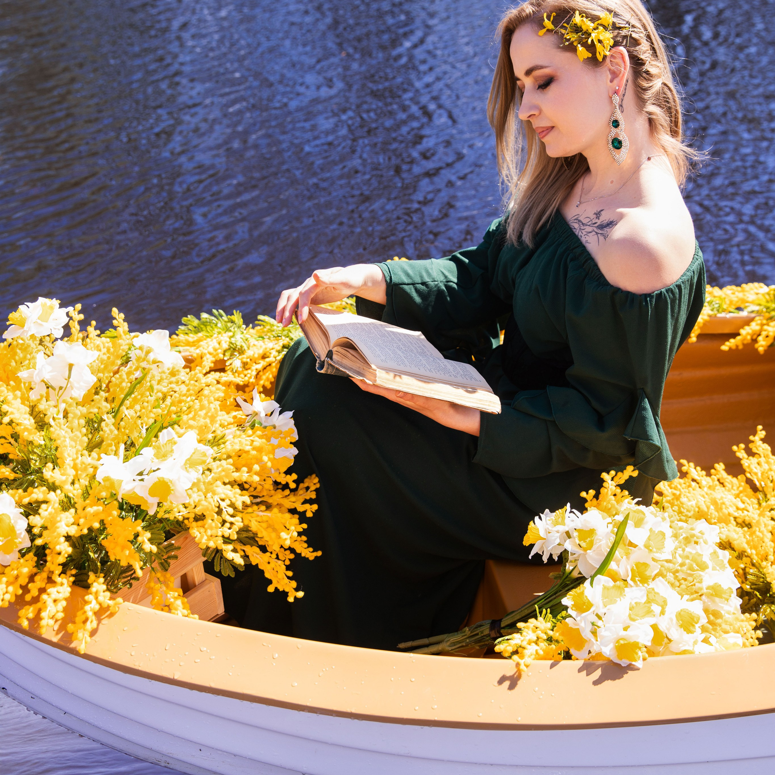 Весняна фотозйомка на човнику з мімозами з Анастасією