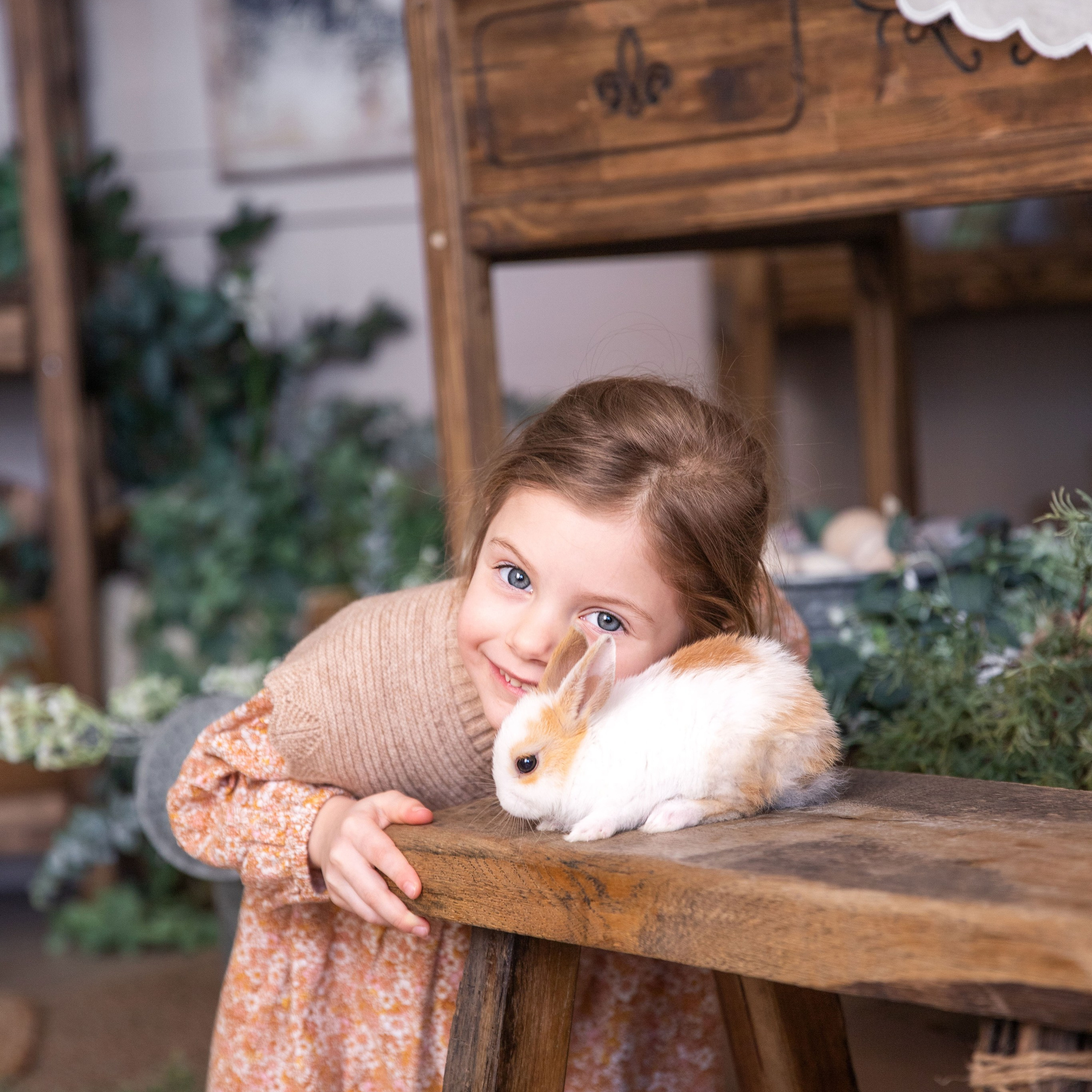 Дитяча пасхальна фотозйомка з кроликом