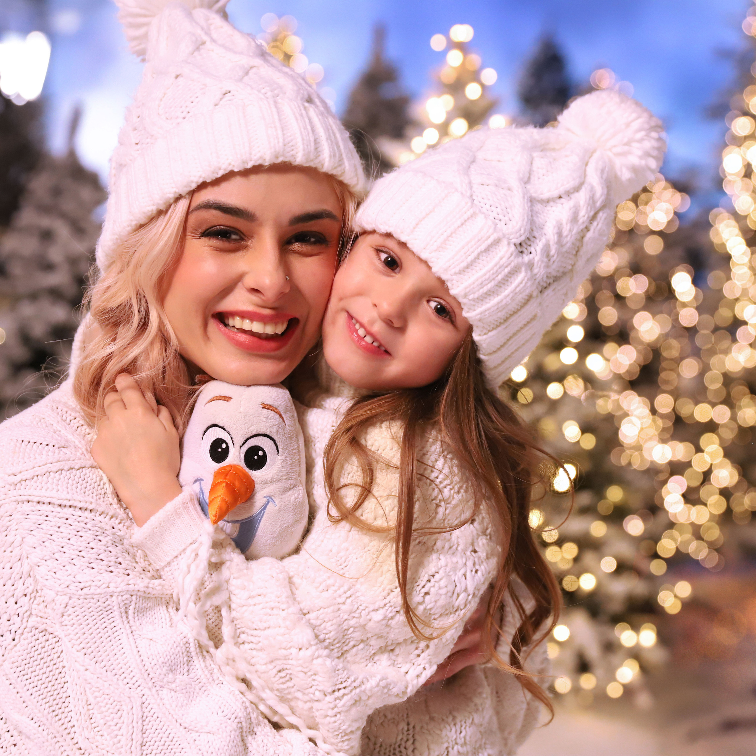 Семейная фотосессия в заснеженном лесу