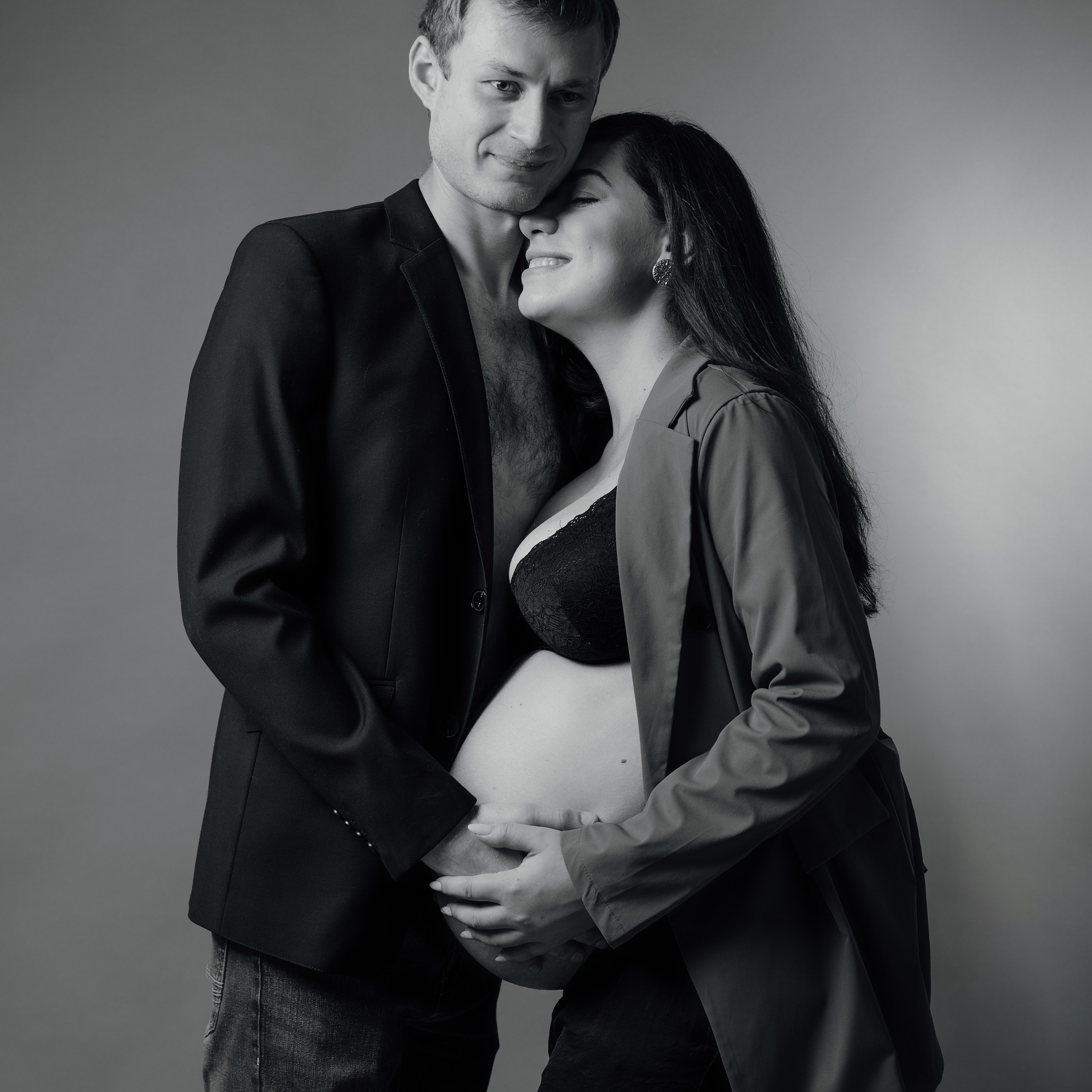 Maternity photoshoot in a studio. Photographer in Israel Luba Ternavskaya
