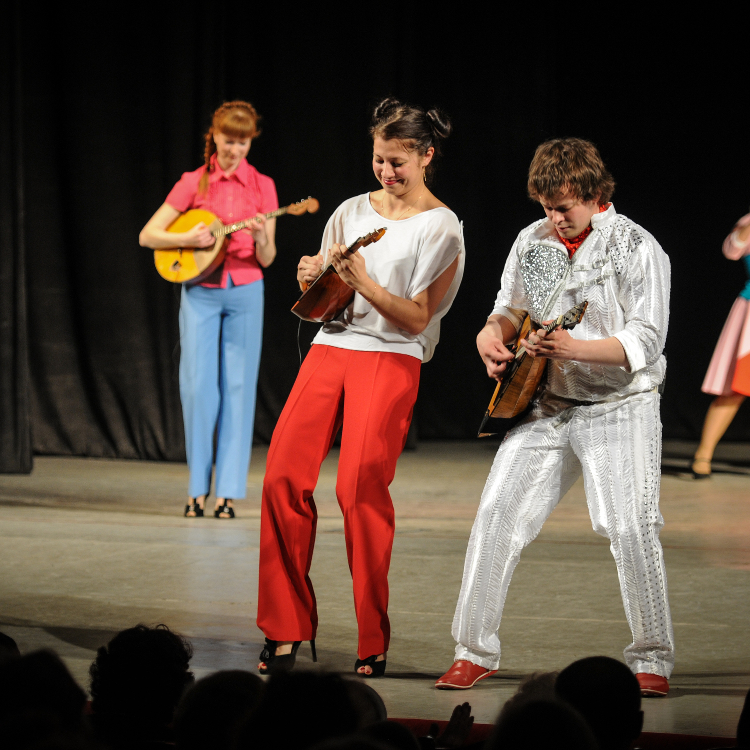 Concert of the folk group “Sunny Rainbow” in Russia. Photographer in Israel Luba Ternavskaya