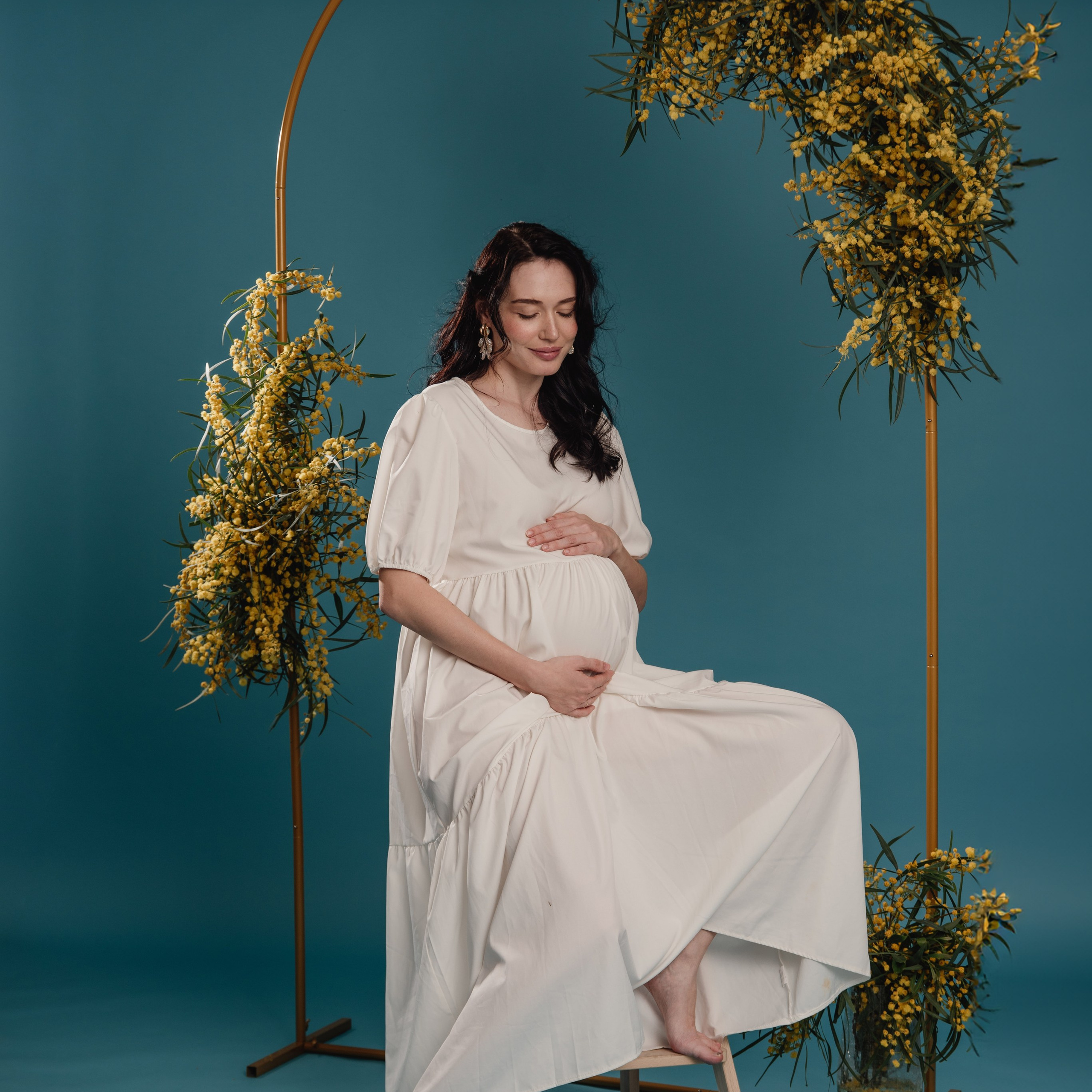 Maternity photoshoot in a studio. Photographer in Israel Luba Ternavskaya