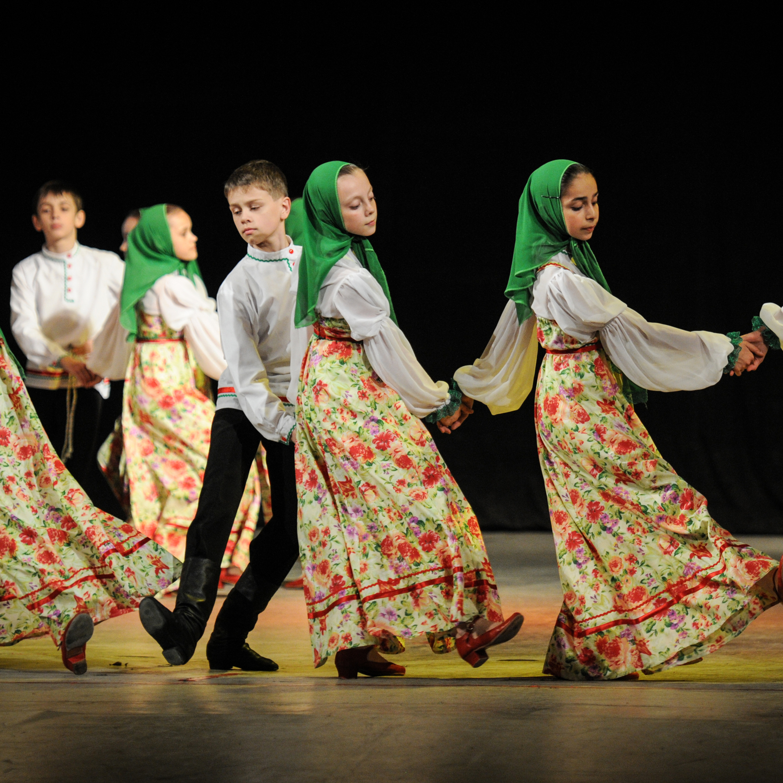 Concert of the folk group “Sunny Rainbow” in Russia. Photographer in Israel Luba Ternavskaya