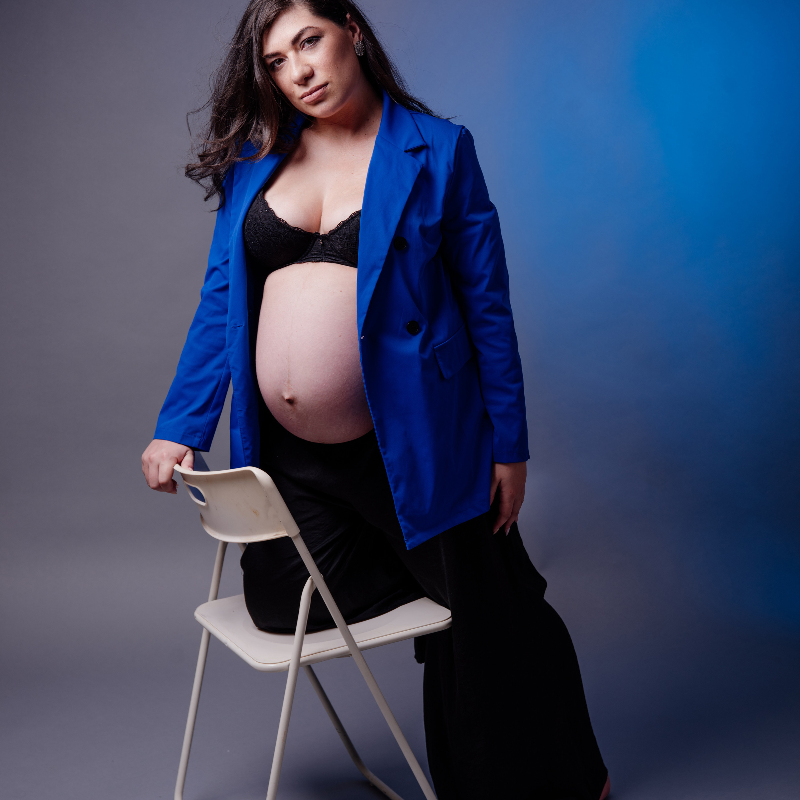 Maternity photoshoot in a studio. Photographer in Israel Luba Ternavskaya