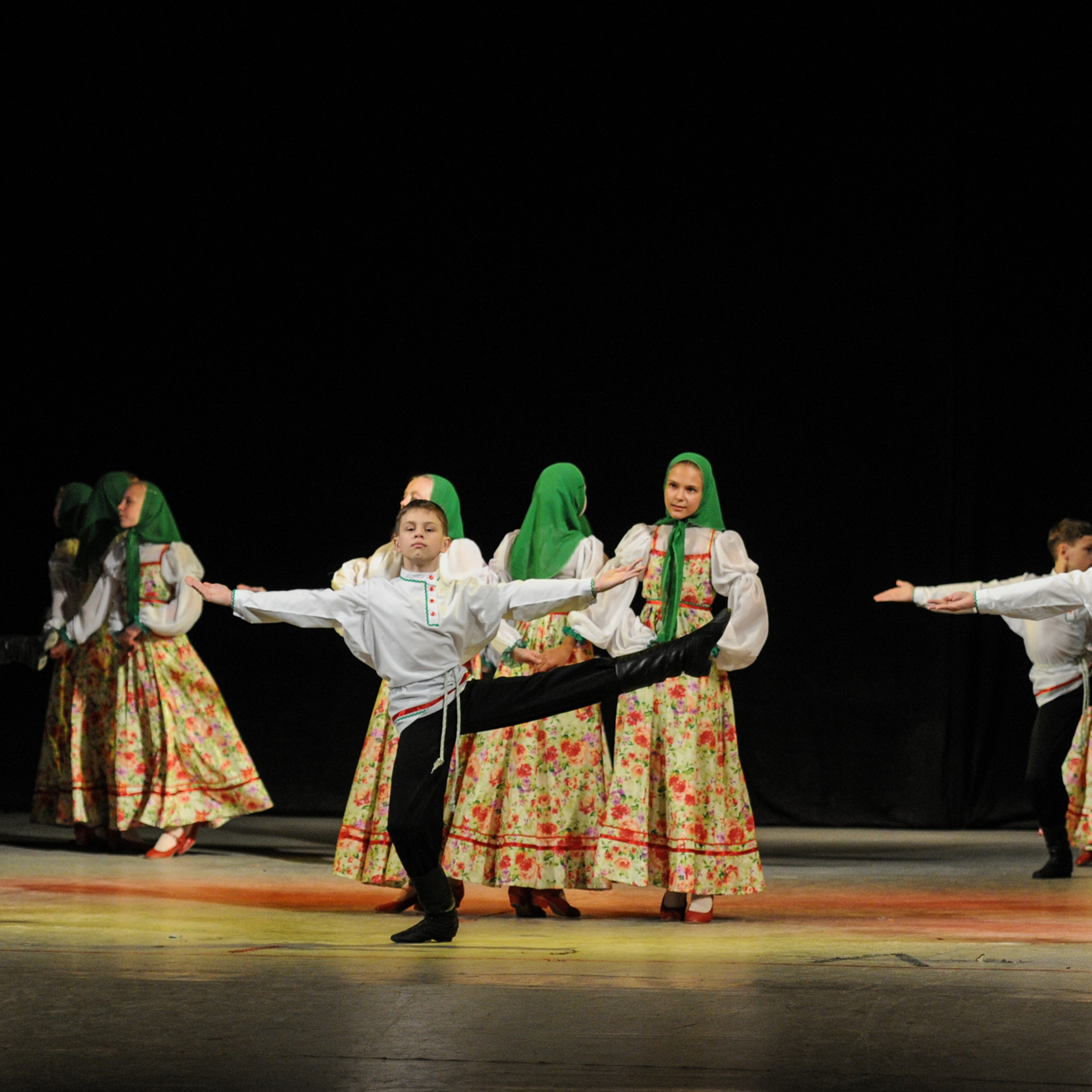Concert of the folk group “Sunny Rainbow” in Russia. Photographer in Israel Luba Ternavskaya