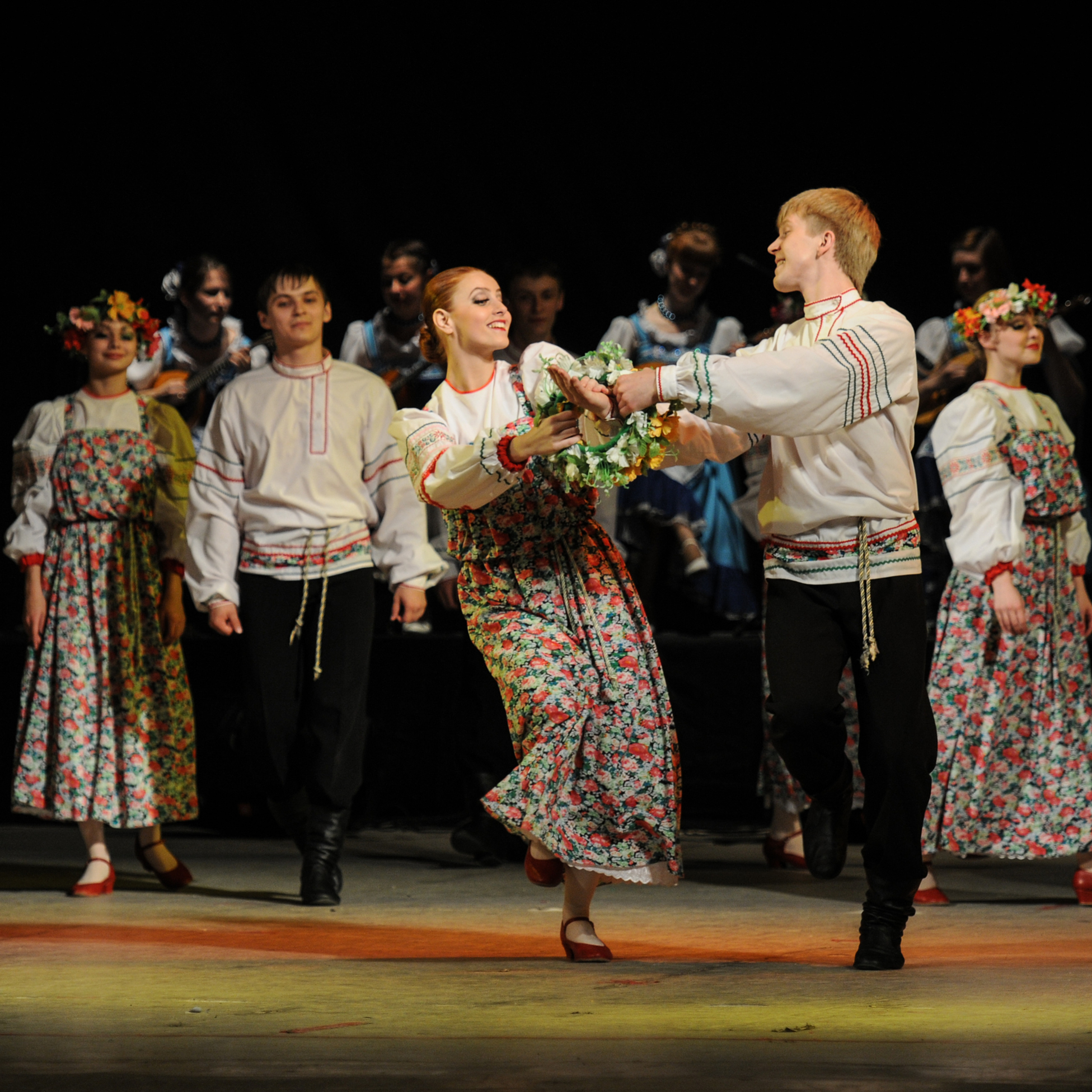 Concert of the folk group “Sunny Rainbow” in Russia. Photographer in Israel Luba Ternavskaya