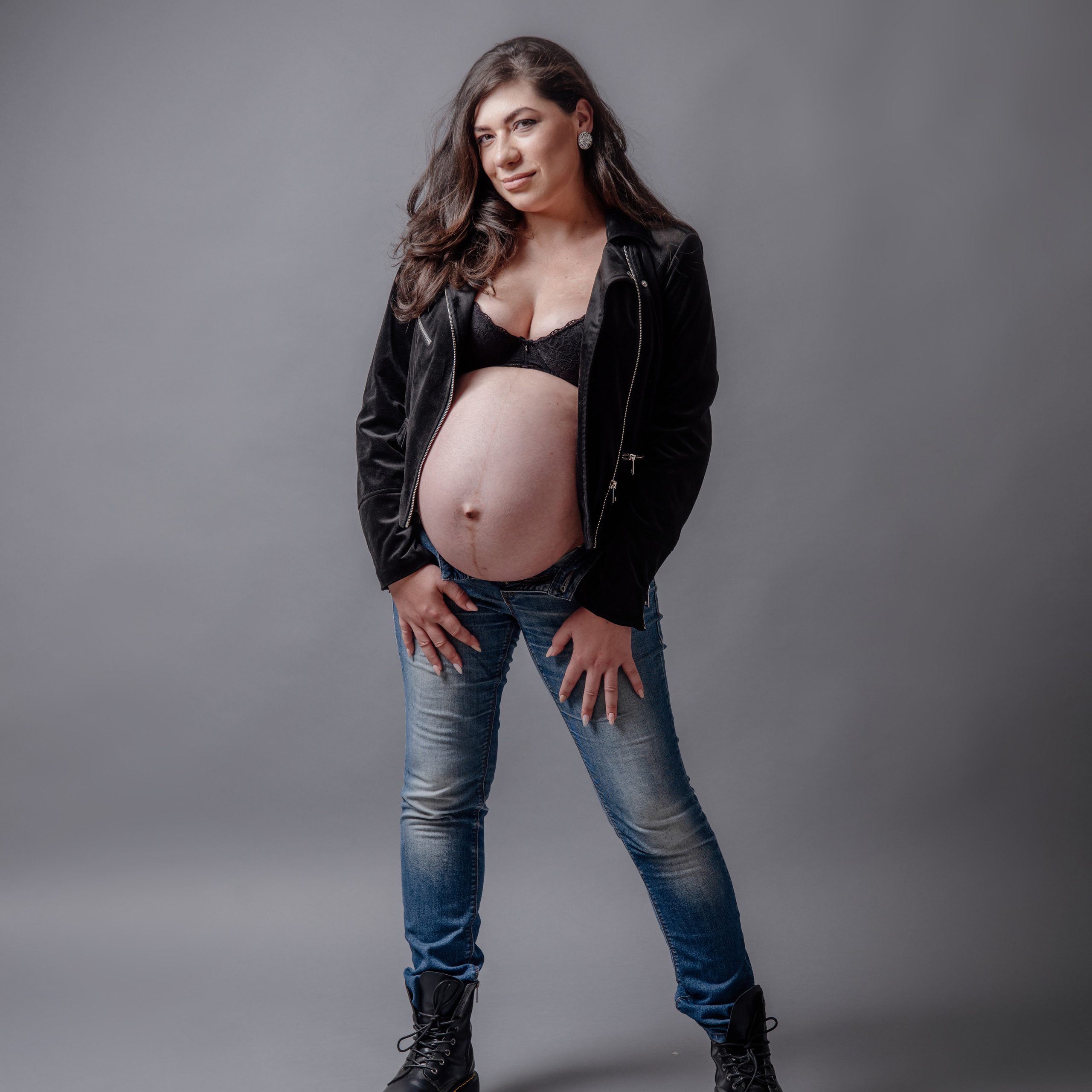 Maternity photoshoot in a studio. Photographer in Israel Luba Ternavskaya