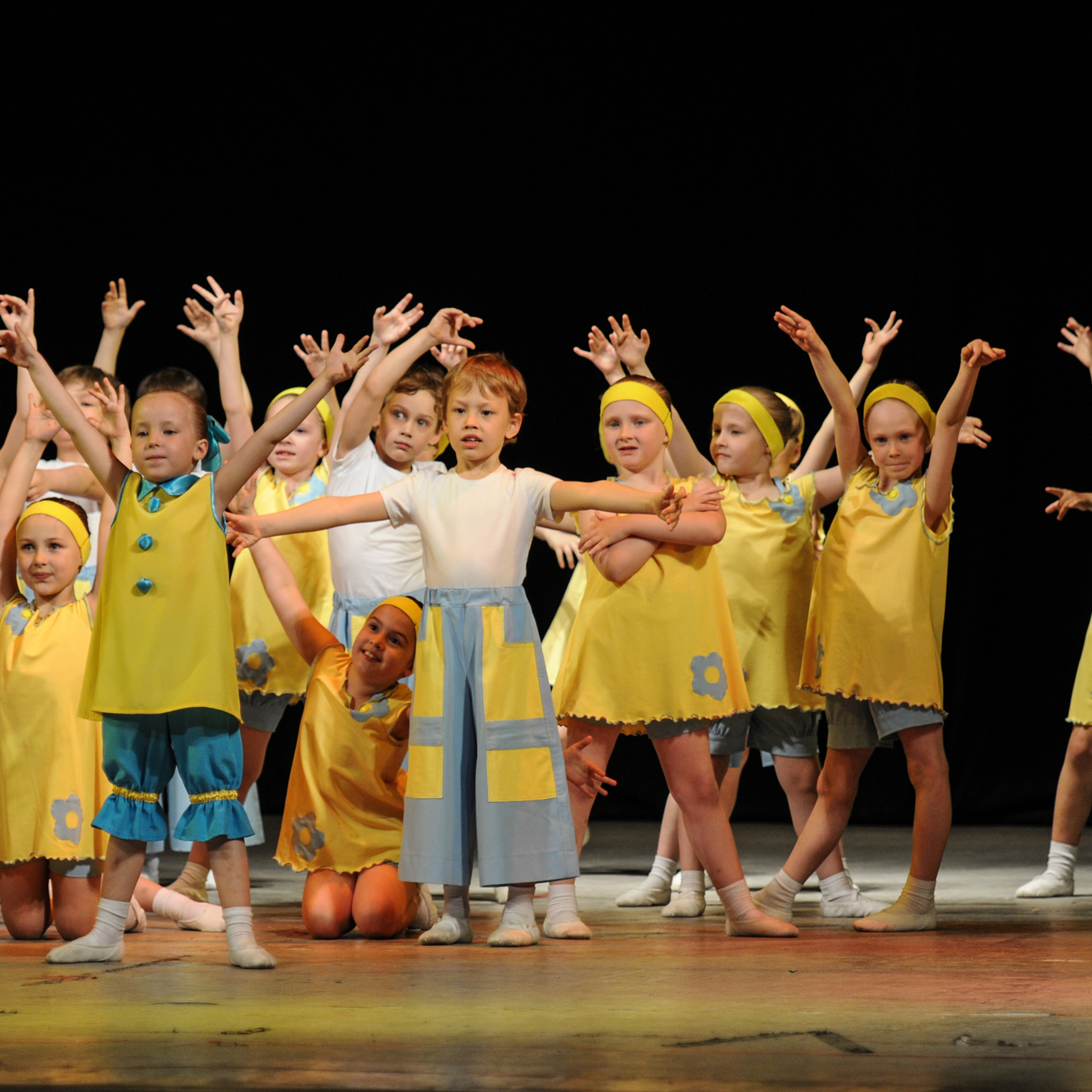 Concert of the folk group “Sunny Rainbow” in Russia. Photographer in Israel Luba Ternavskaya