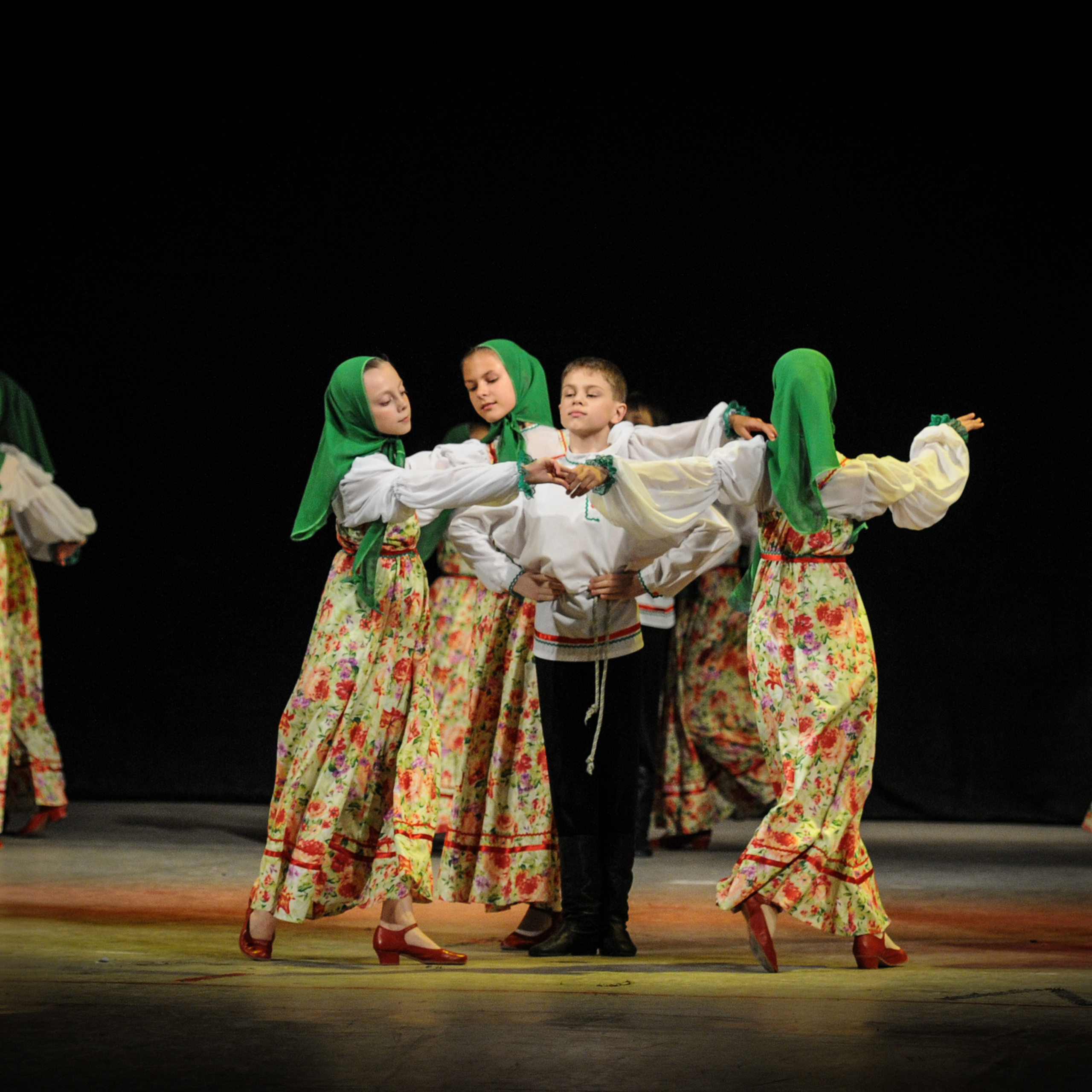 Concert of the folk group “Sunny Rainbow” in Russia. Photographer in Israel Luba Ternavskaya