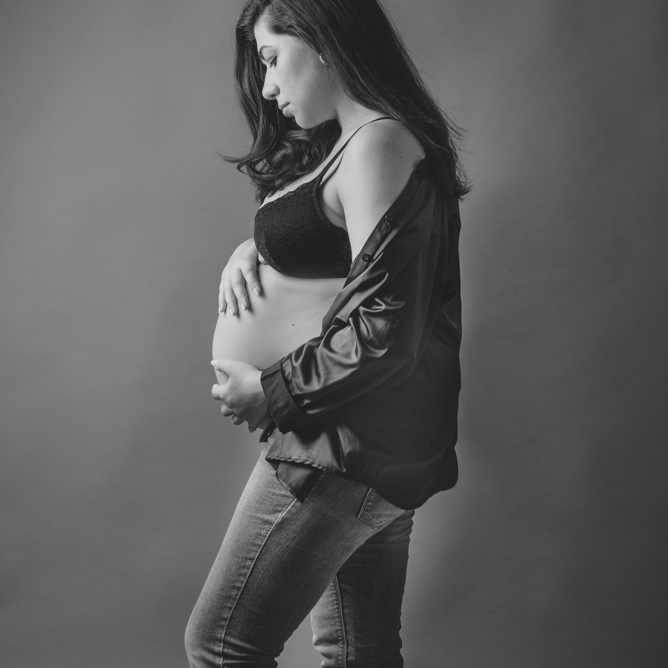 Maternity photoshoot in a studio. Photographer in Israel Luba Ternavskaya