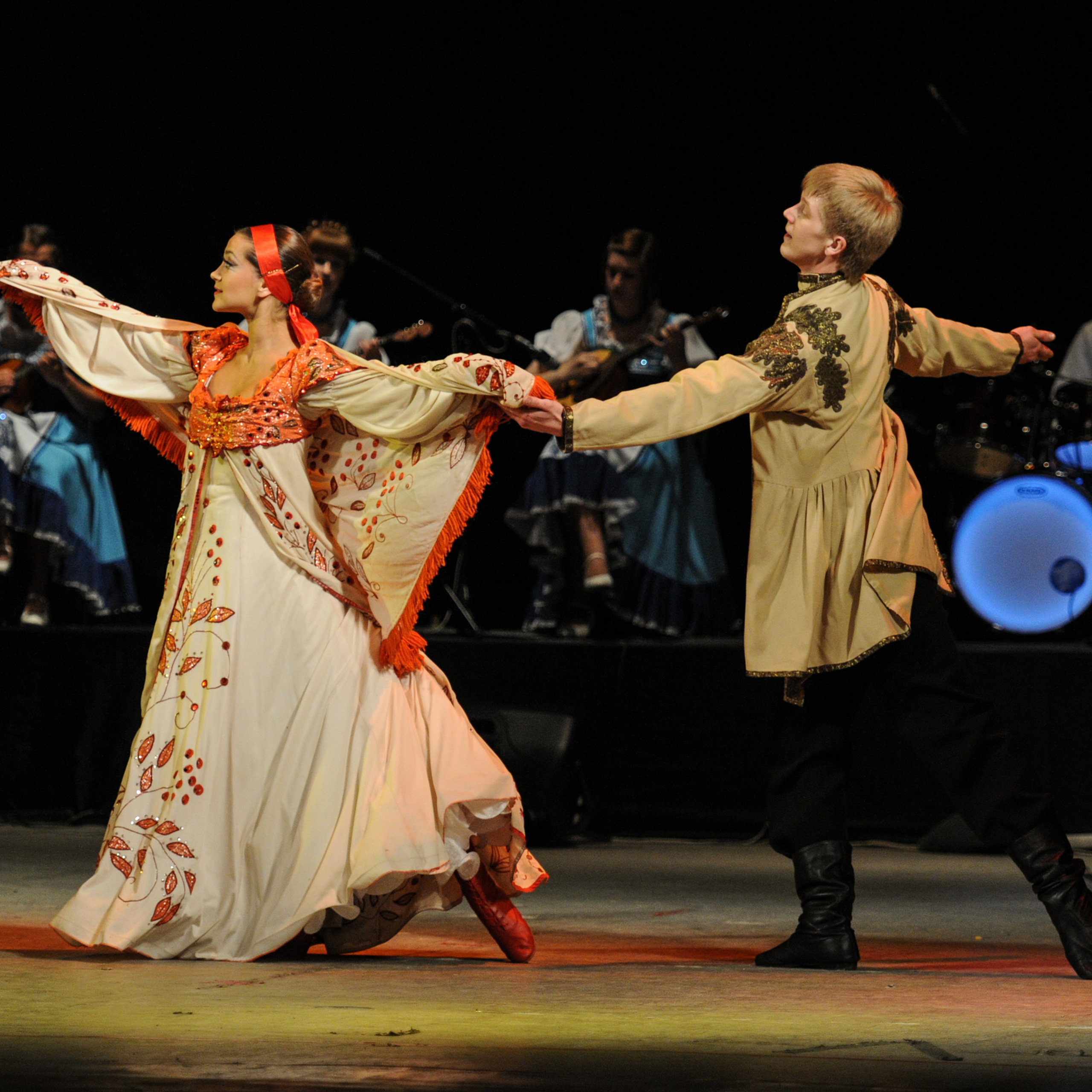 Concert of the folk group “Sunny Rainbow” in Russia. Photographer in Israel Luba Ternavskaya
