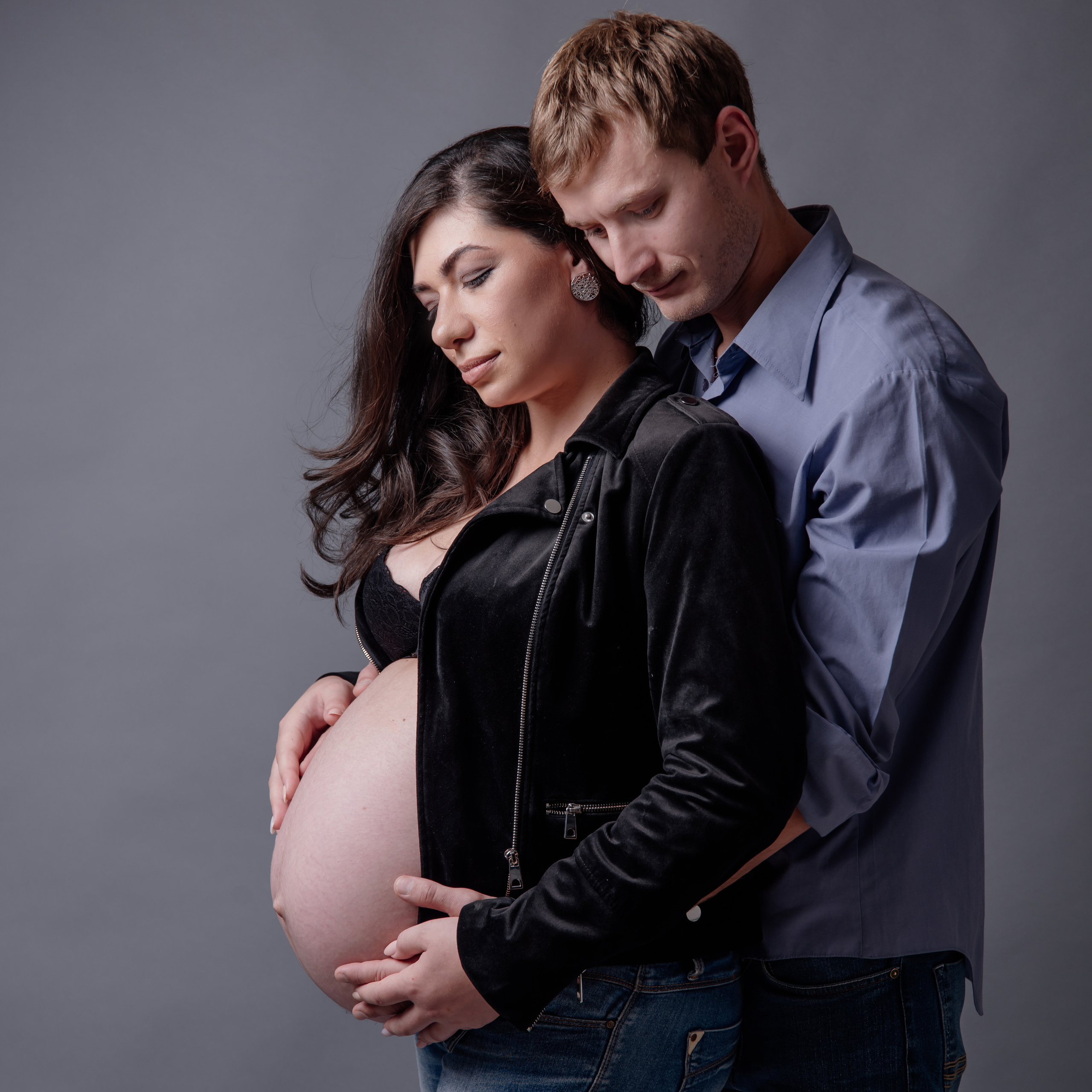 Maternity photoshoot in a studio. Photographer in Israel Luba Ternavskaya