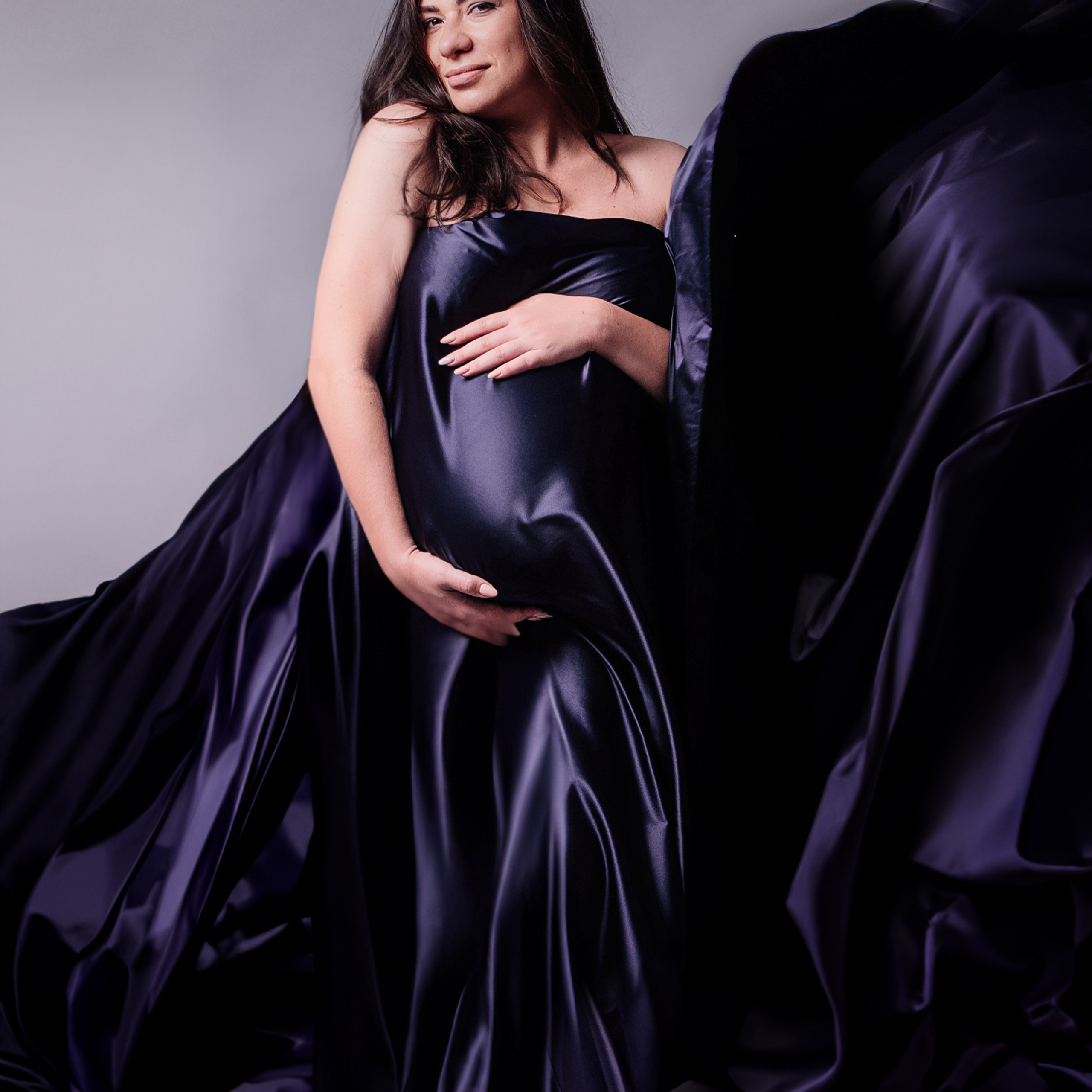 Maternity photoshoot in a studio. Photographer in Israel Luba Ternavskaya