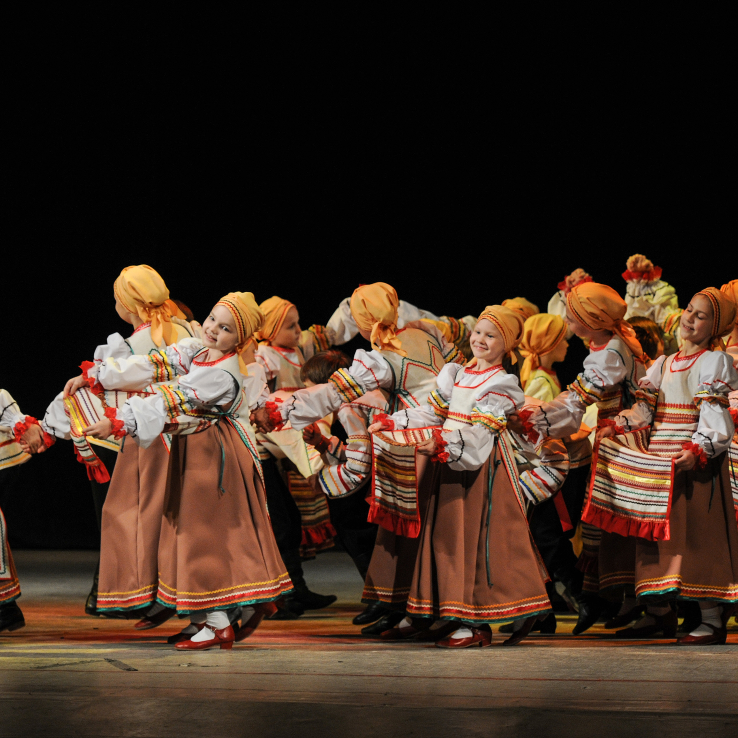 Concert of the folk group “Sunny Rainbow” in Russia. Photographer in Israel Luba Ternavskaya
