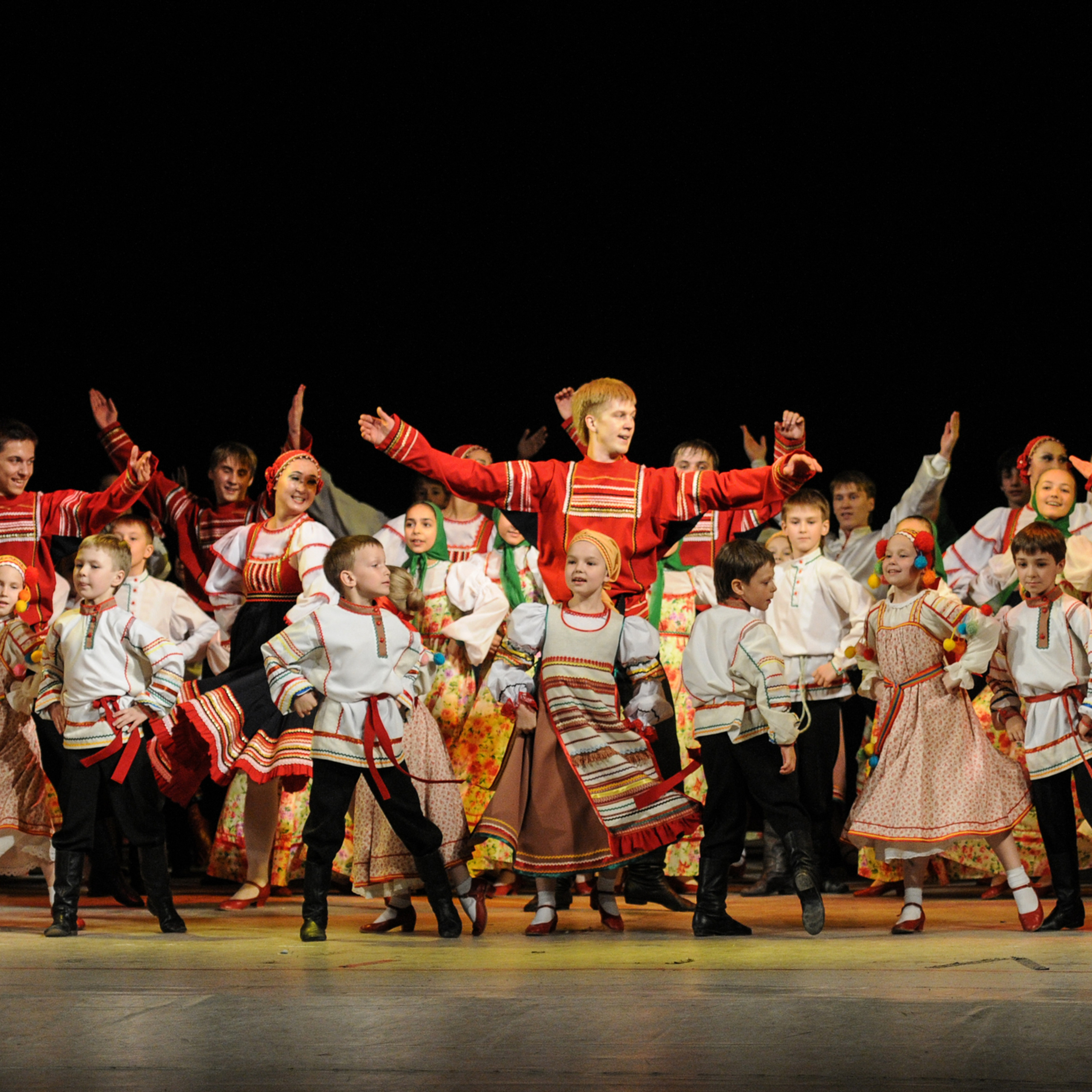 Concert of the folk group “Sunny Rainbow” in Russia. Photographer in Israel Luba Ternavskaya