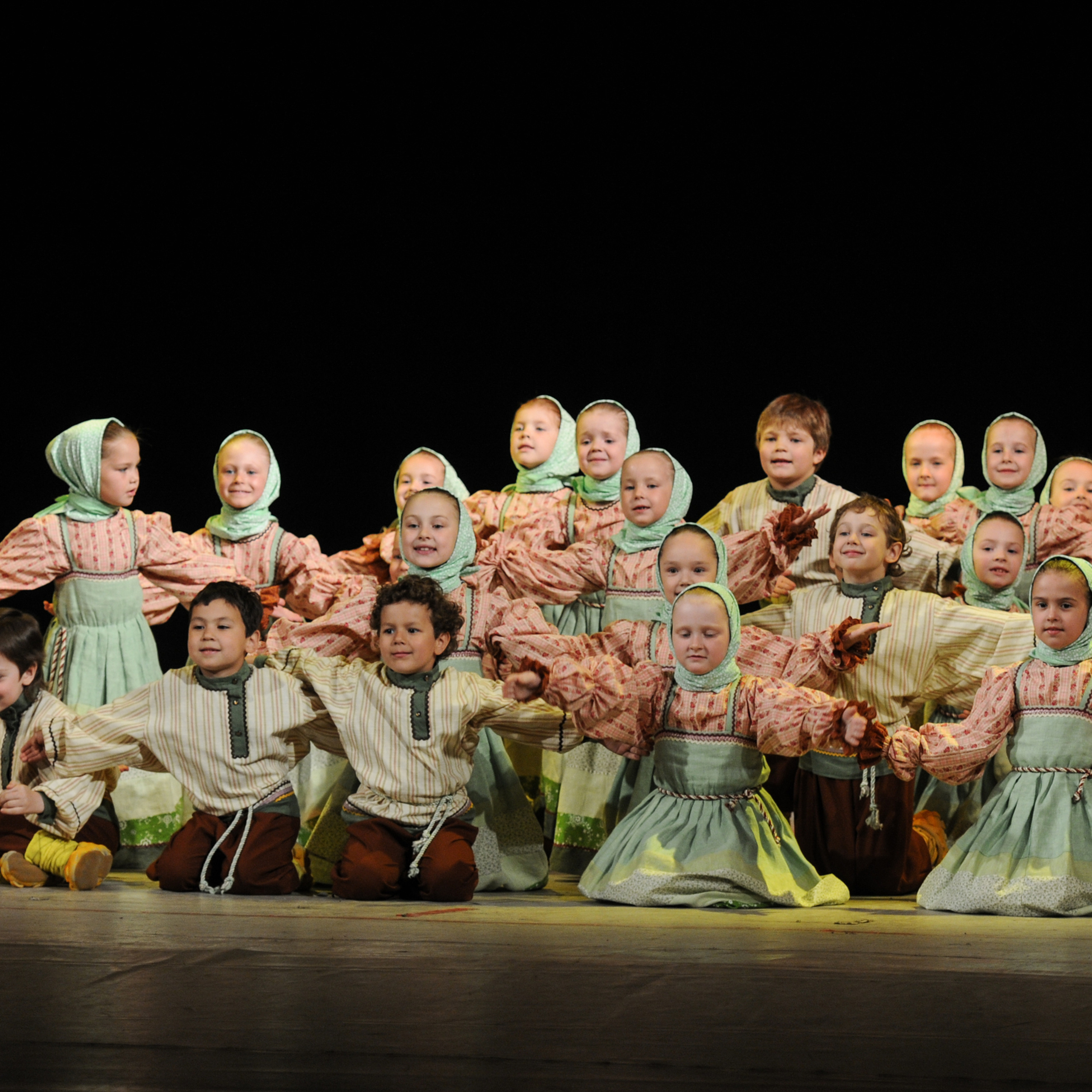 Concert of the folk group “Sunny Rainbow” in Russia. Photographer in Israel Luba Ternavskaya