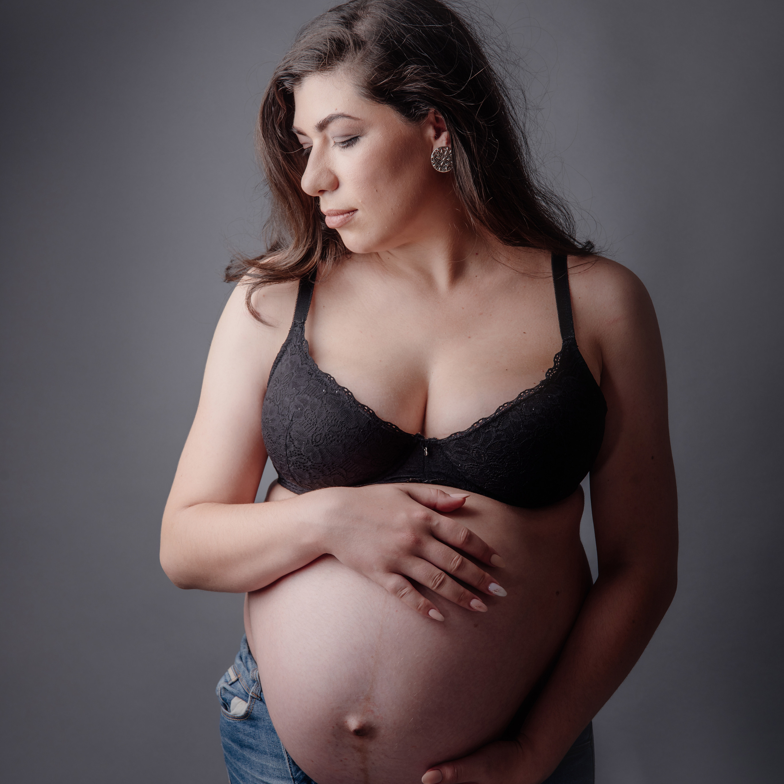 Maternity photoshoot in a studio. Photographer in Israel Luba Ternavskaya