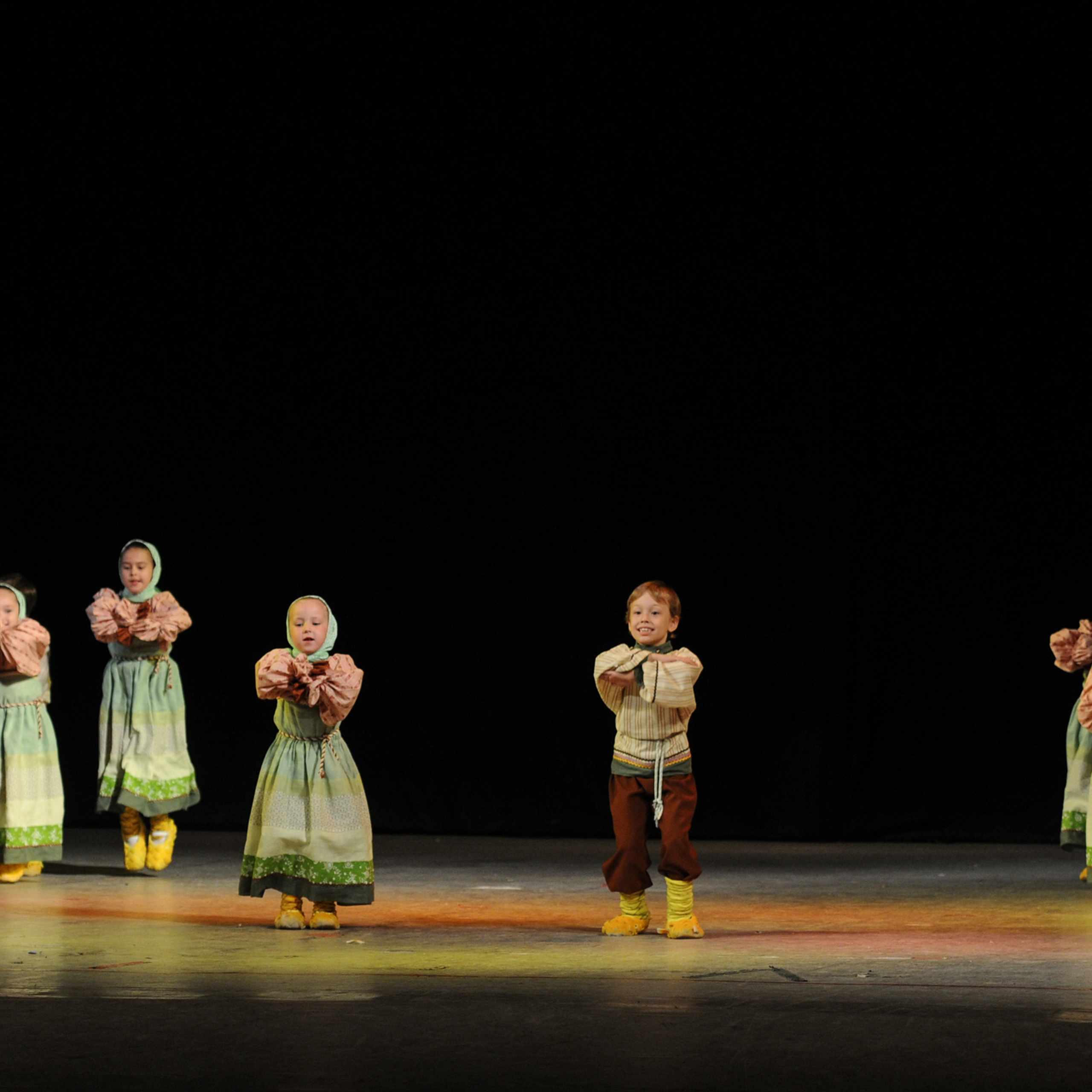 Concert of the folk group “Sunny Rainbow” in Russia. Photographer in Israel Luba Ternavskaya