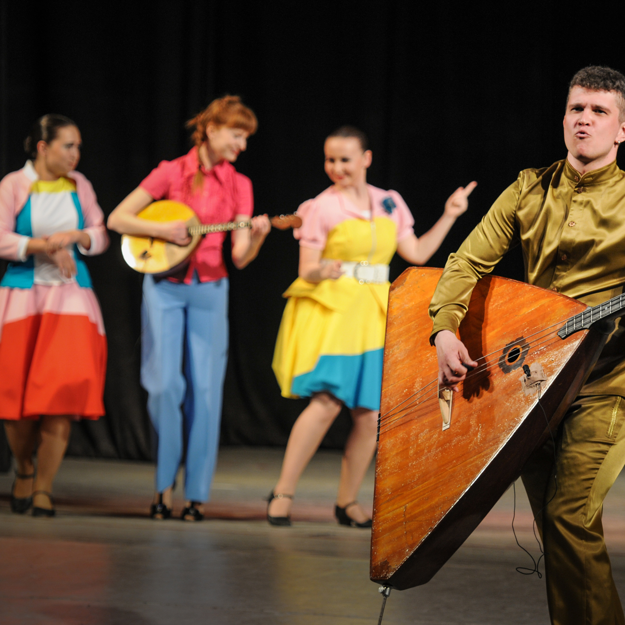 Concert of the folk group “Sunny Rainbow” in Russia. Photographer in Israel Luba Ternavskaya