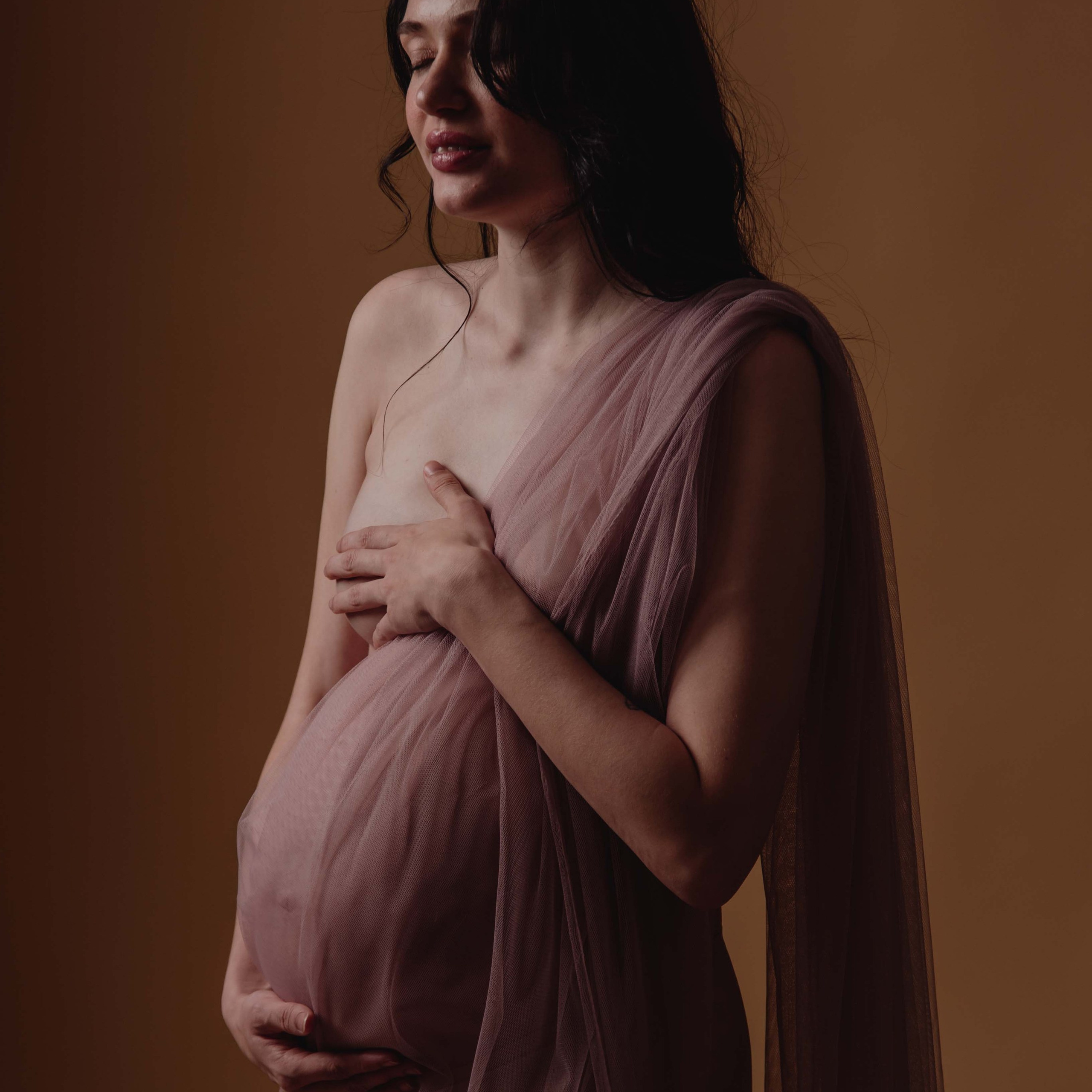 Maternity photoshoot in a studio. Photographer in Israel Luba Ternavskaya