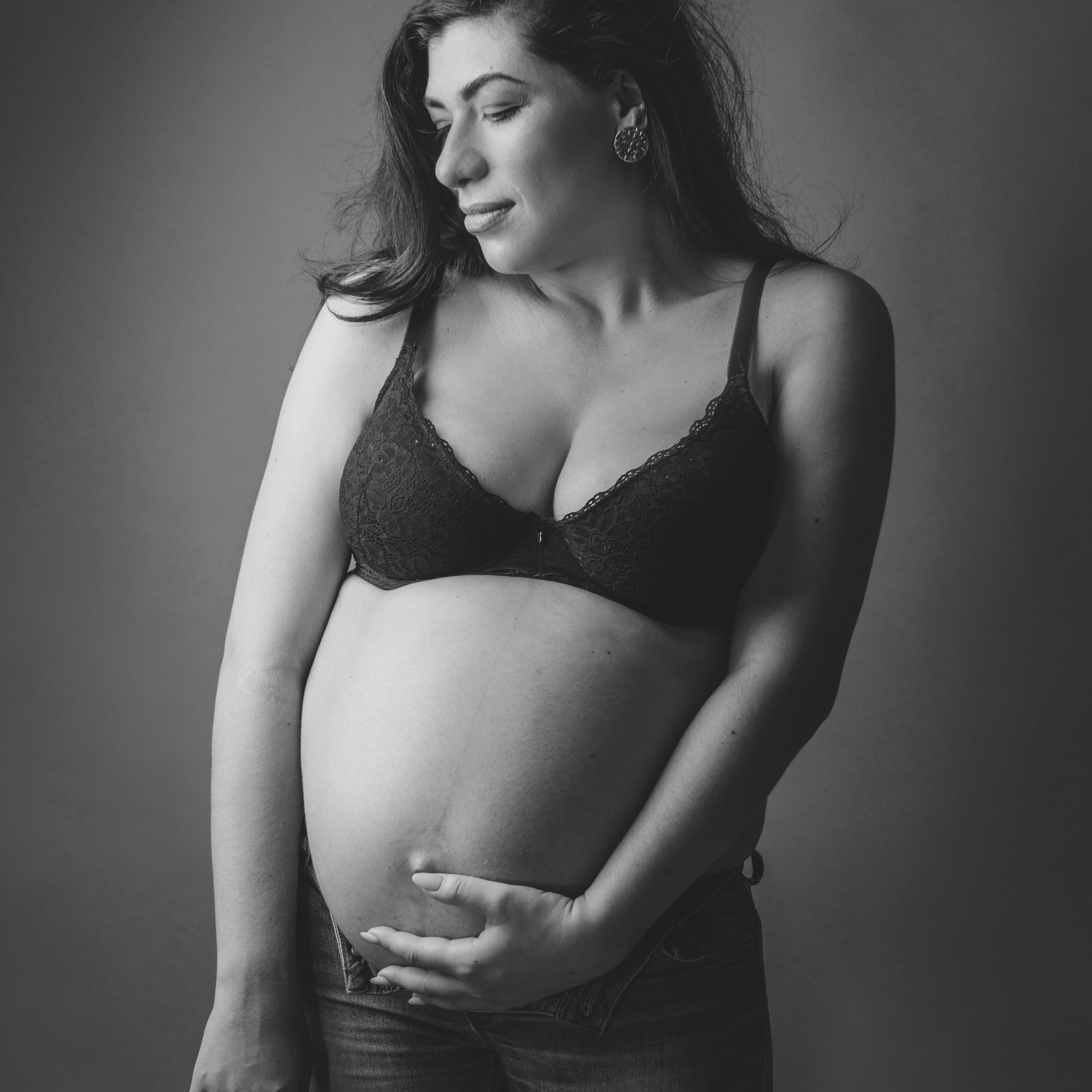 Maternity photoshoot in a studio. Photographer in Israel Luba Ternavskaya