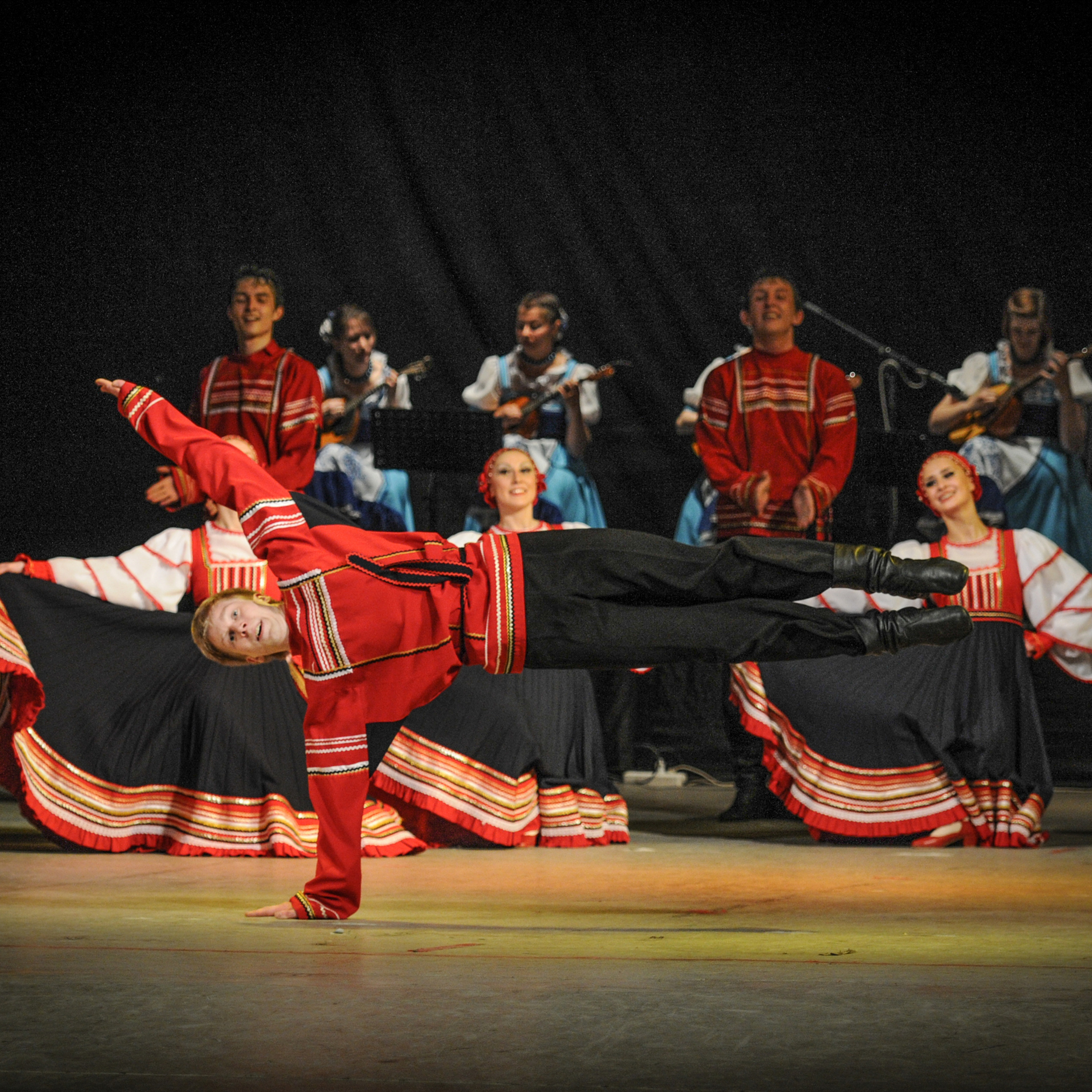 Concert of the folk group “Sunny Rainbow” in Russia. Photographer in Israel Luba Ternavskaya