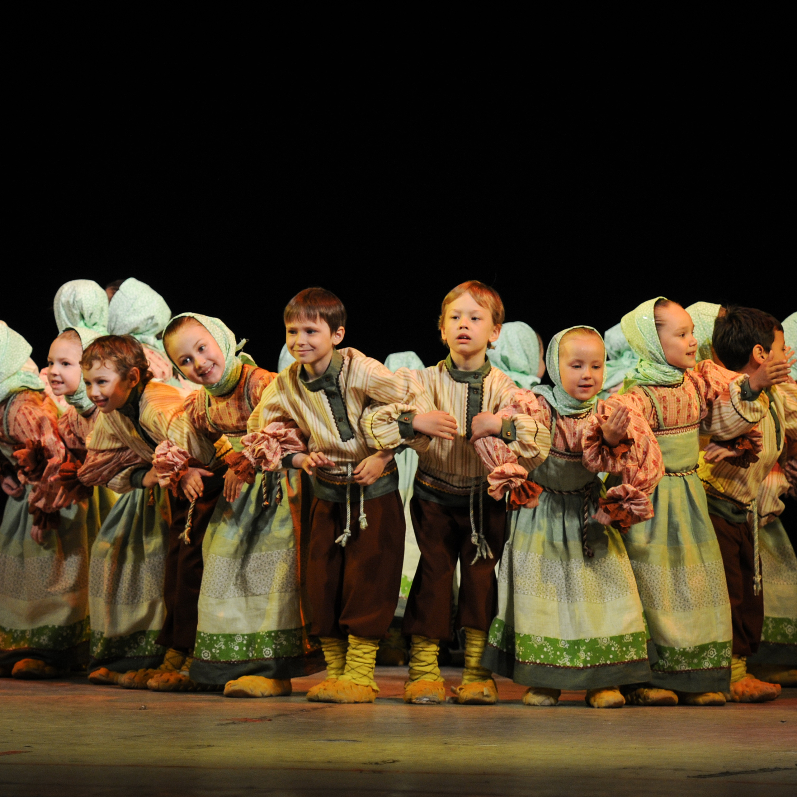 Concert of the folk group “Sunny Rainbow” in Russia. Photographer in Israel Luba Ternavskaya