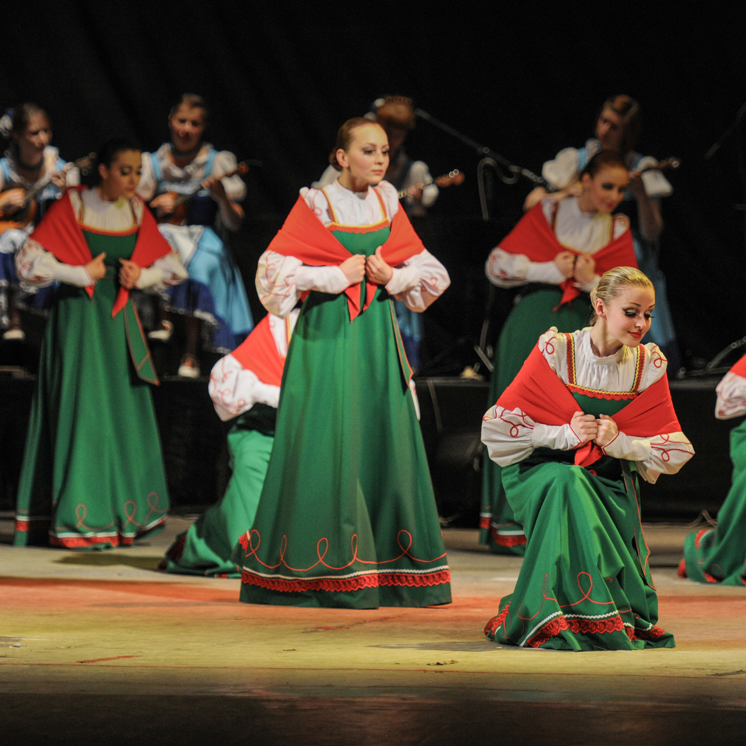 Concert of the folk group “Sunny Rainbow” in Russia. Photographer in Israel Luba Ternavskaya