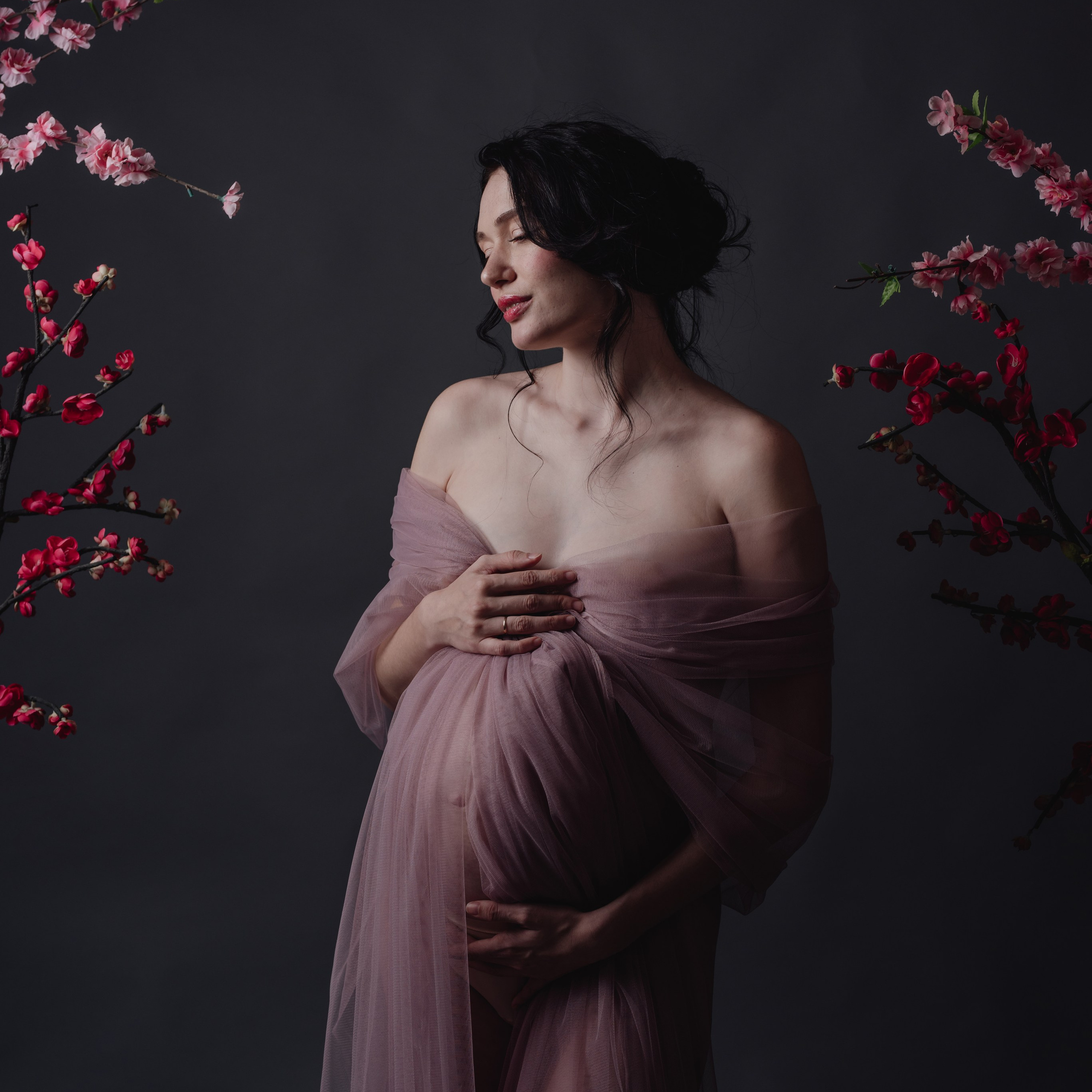 Maternity photoshoot in a studio. Photographer in Israel Luba Ternavskaya