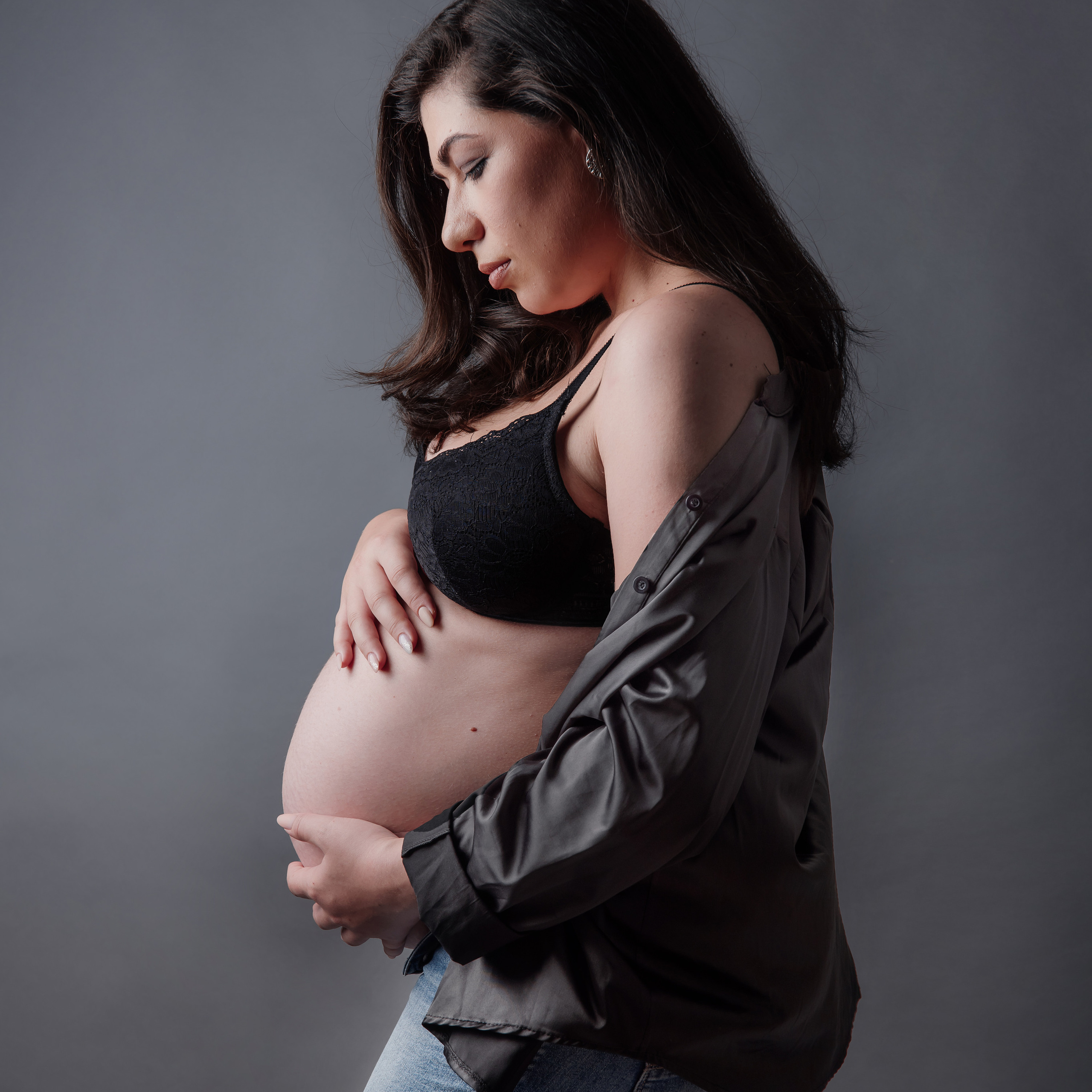 Maternity photoshoot in a studio. Photographer in Israel Luba Ternavskaya