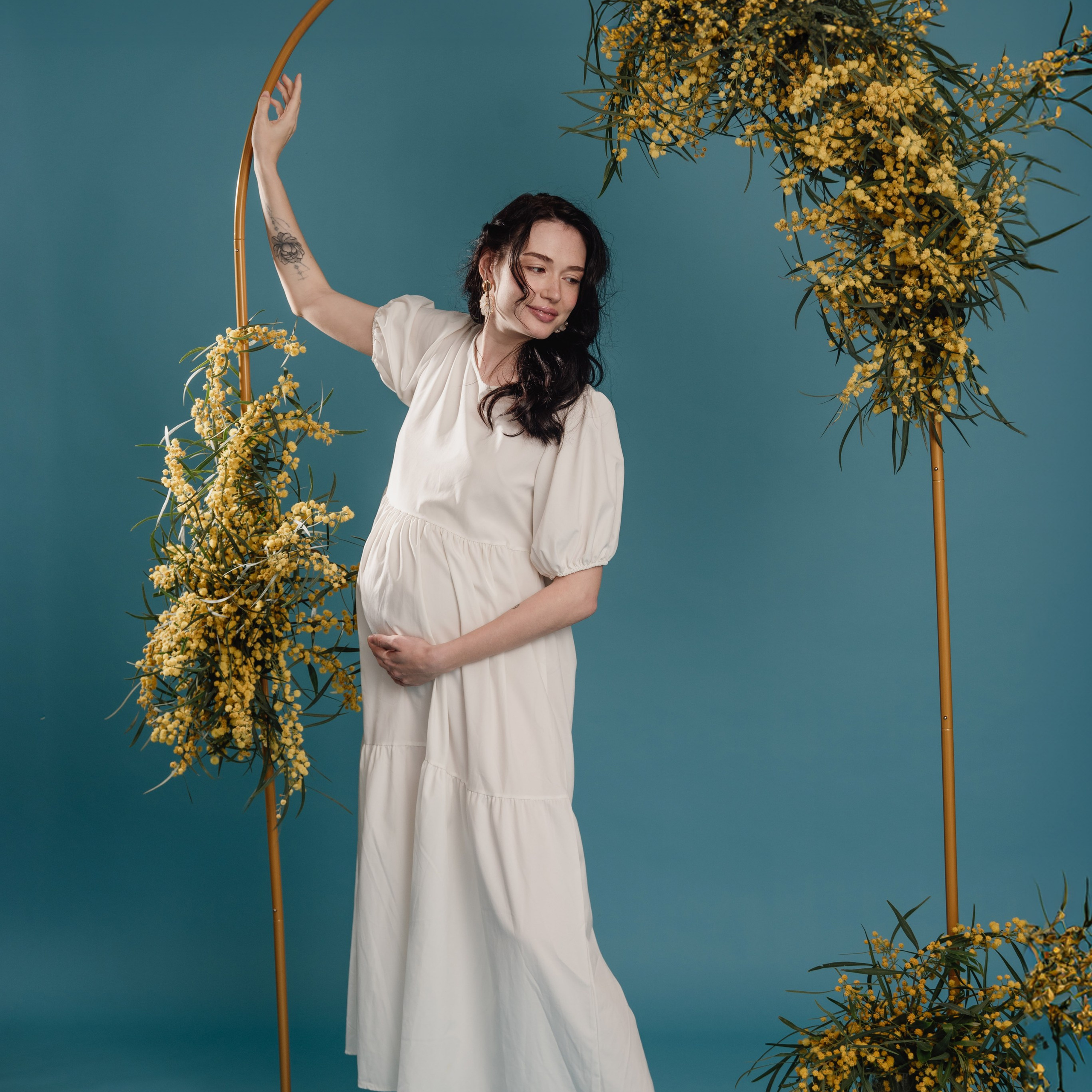 Maternity photoshoot in a studio. Photographer in Israel Luba Ternavskaya