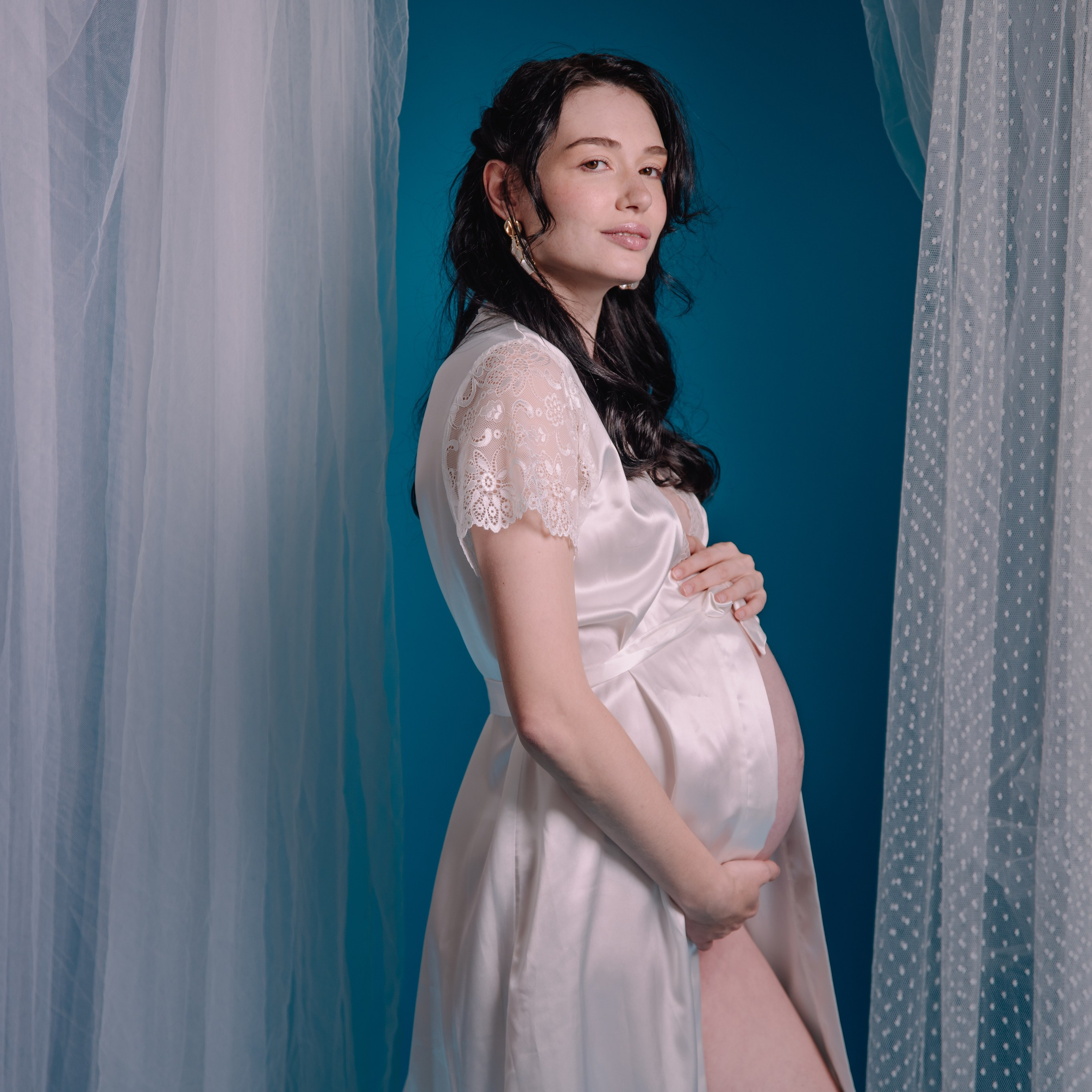 Maternity photoshoot in a studio. Photographer in Israel Luba Ternavskaya