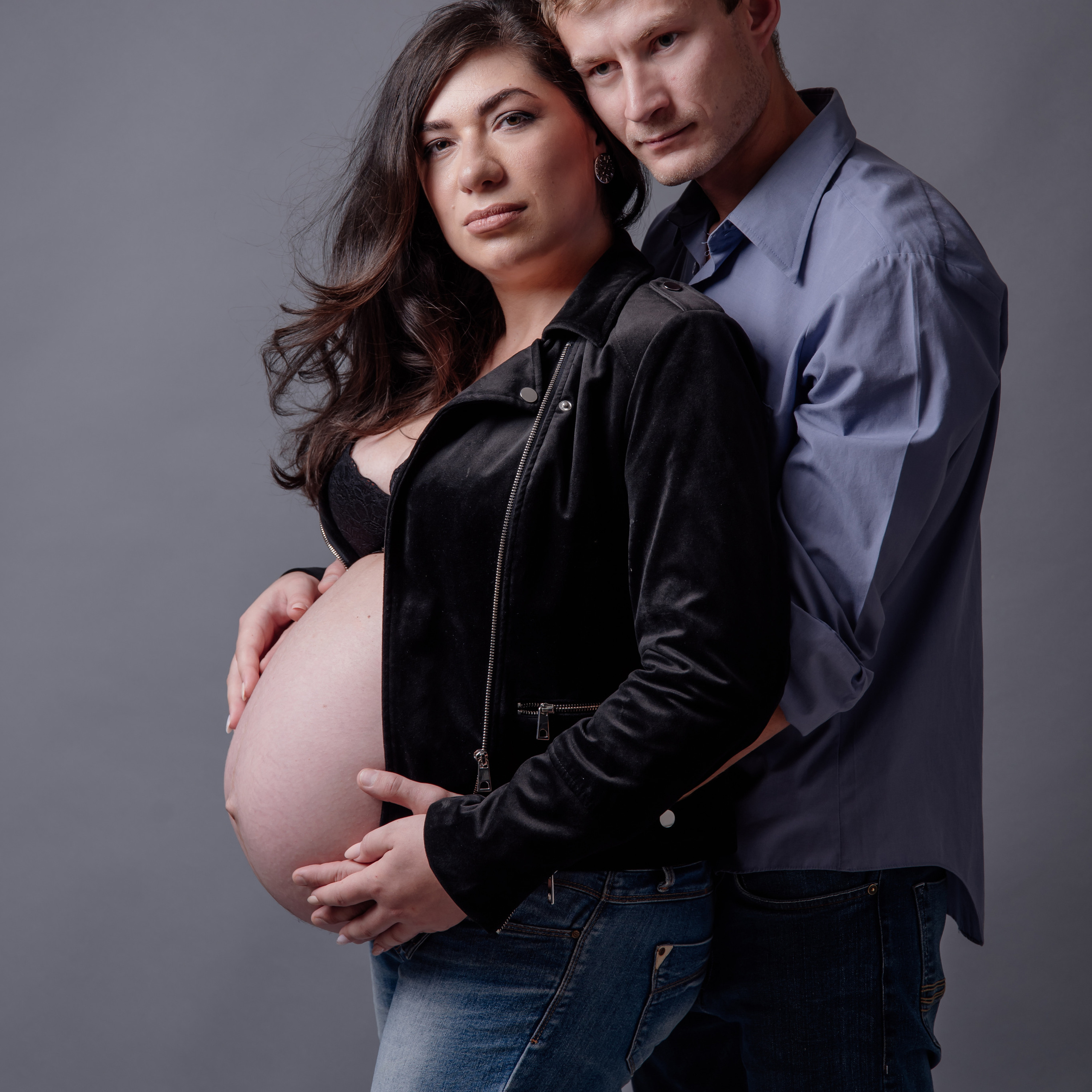 Maternity photoshoot in a studio. Photographer in Israel Luba Ternavskaya