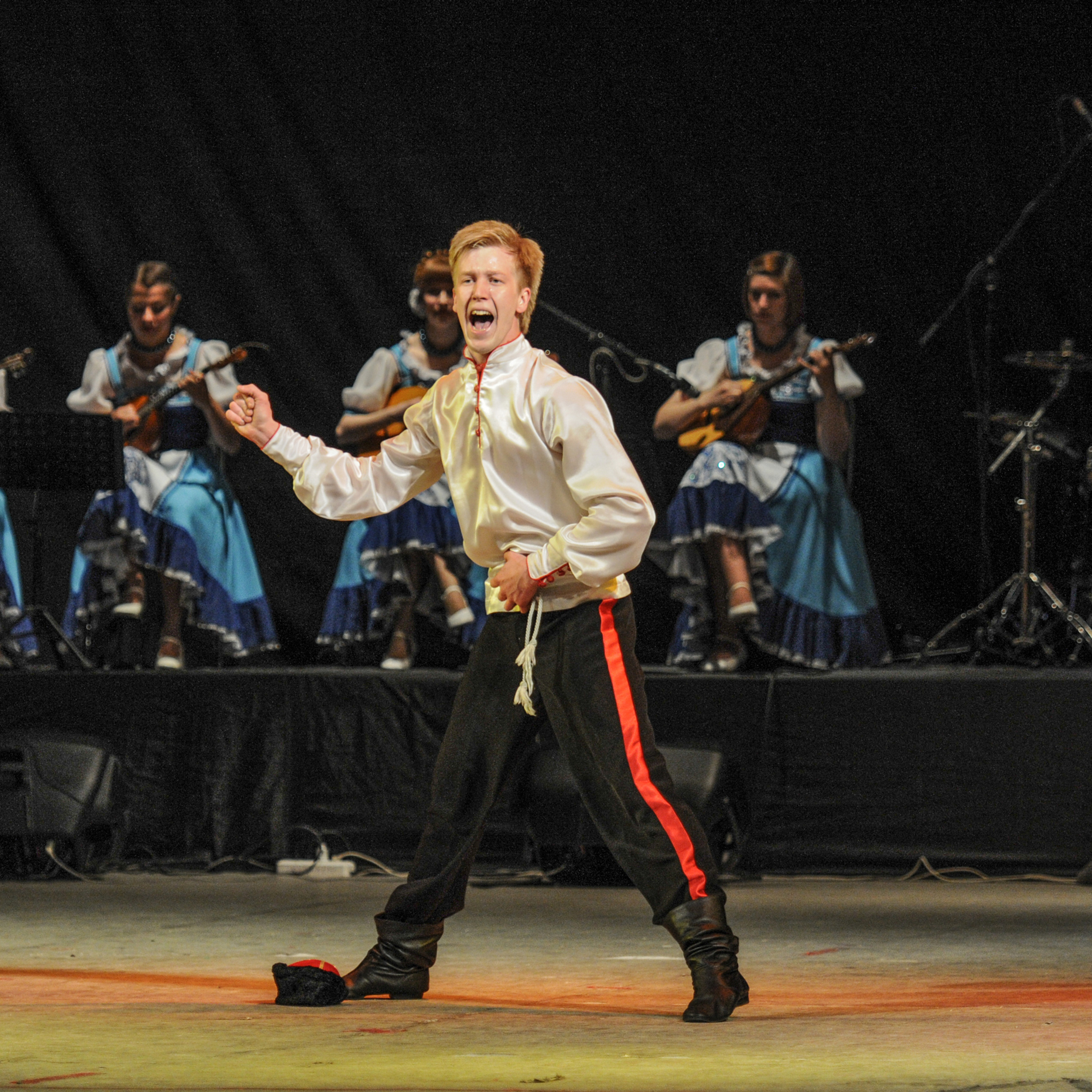 Concert of the folk group “Sunny Rainbow” in Russia. Photographer in Israel Luba Ternavskaya
