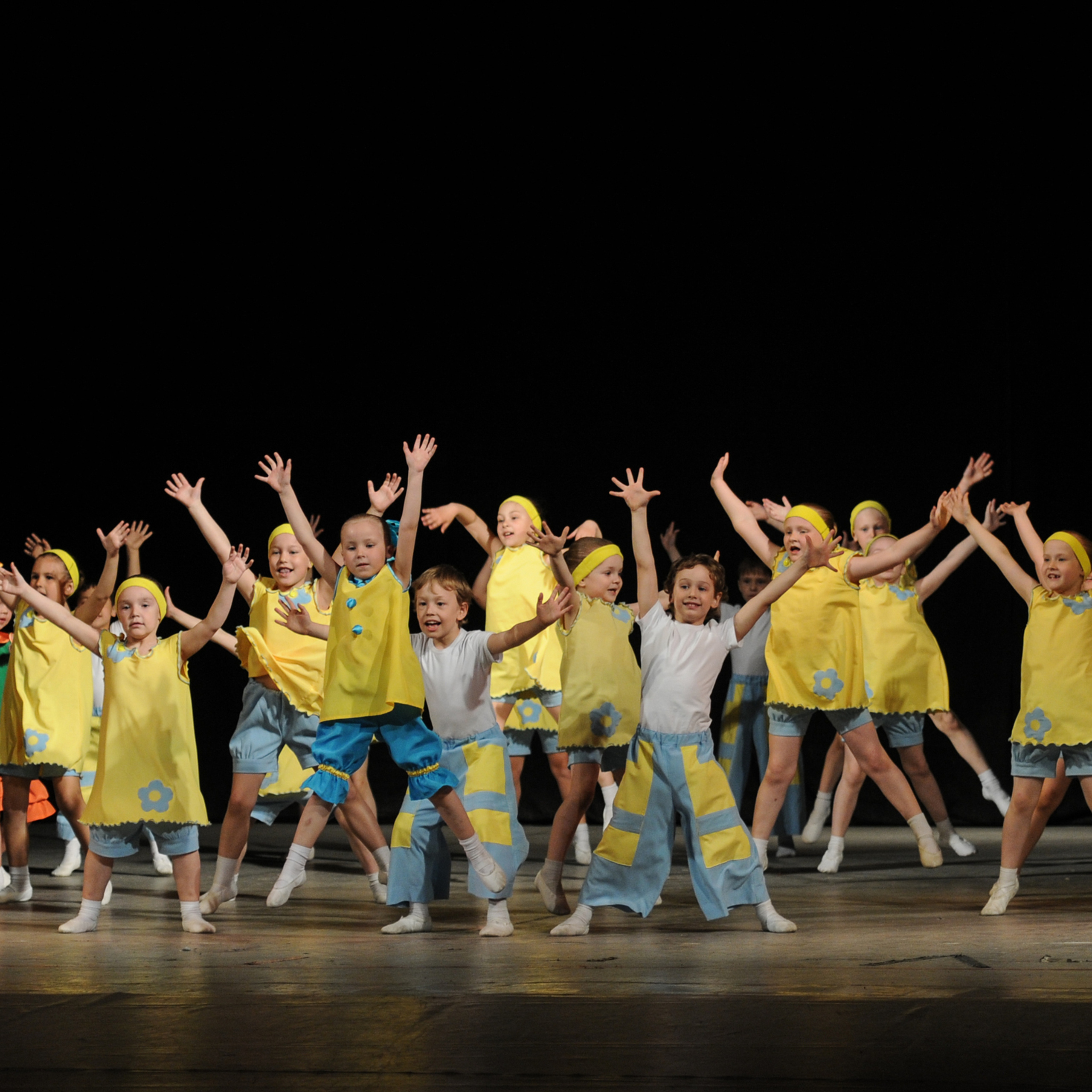 Concert of the folk group “Sunny Rainbow” in Russia. Photographer in Israel Luba Ternavskaya