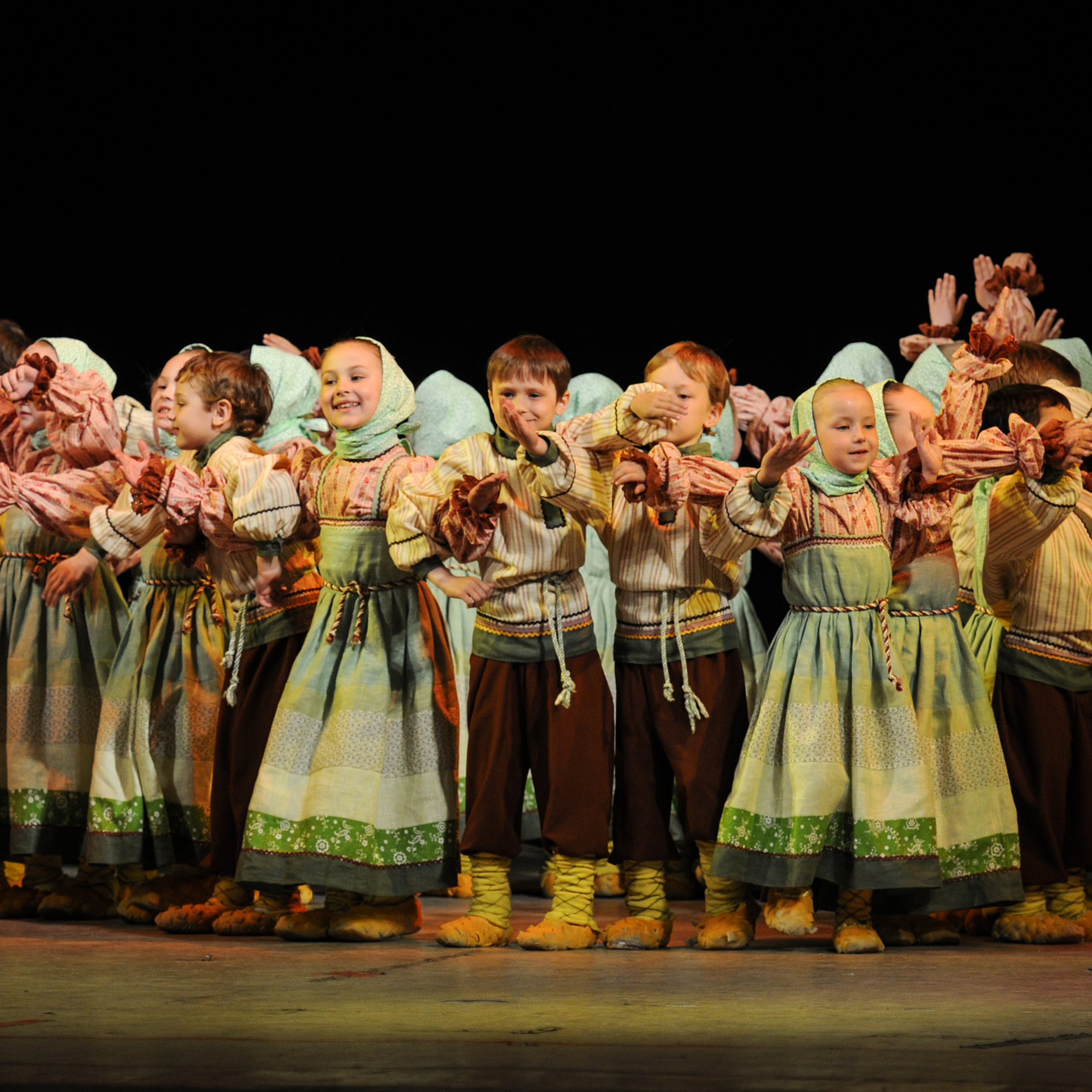 Concert of the folk group “Sunny Rainbow” in Russia. Photographer in Israel Luba Ternavskaya