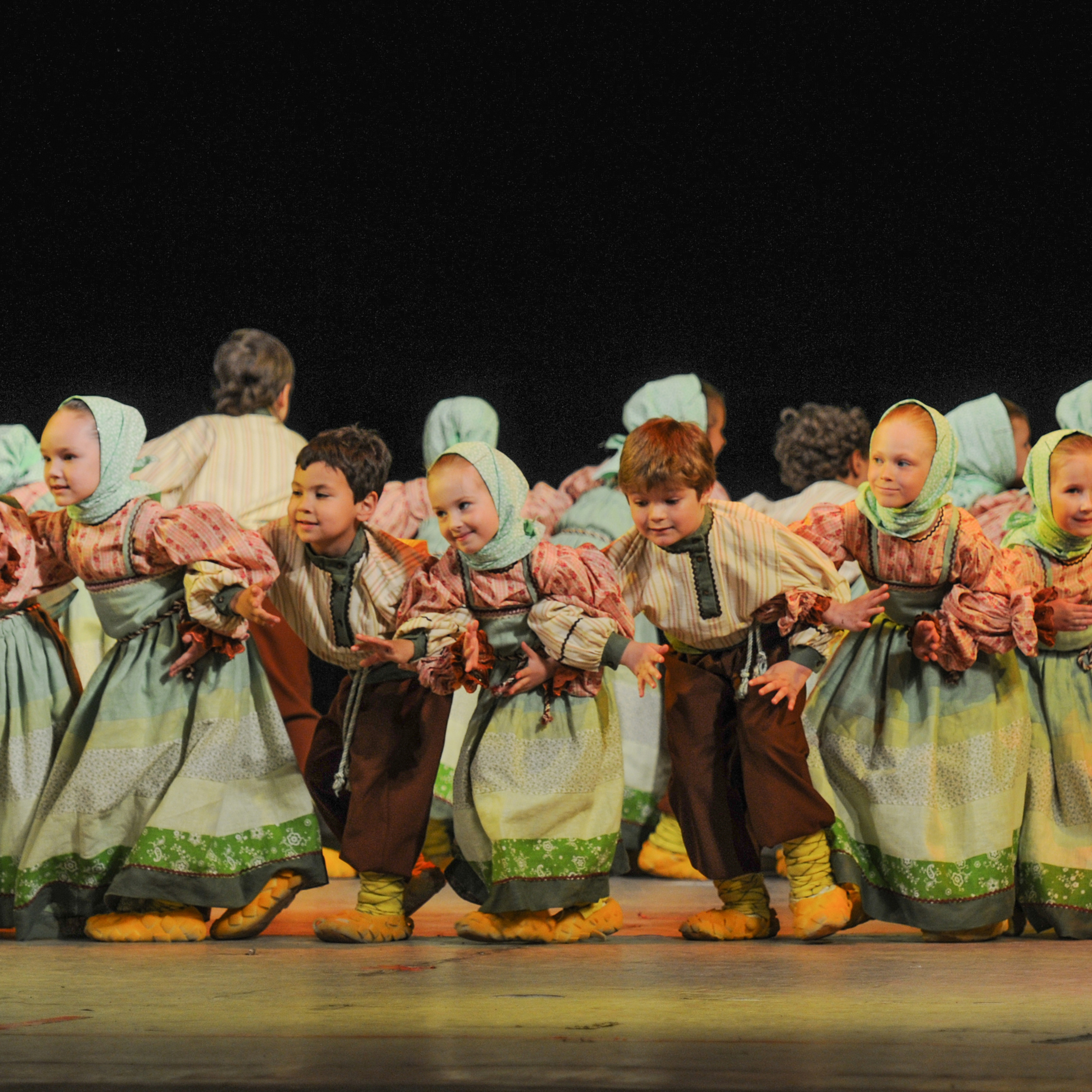 Concert of the folk group “Sunny Rainbow” in Russia. Photographer in Israel Luba Ternavskaya