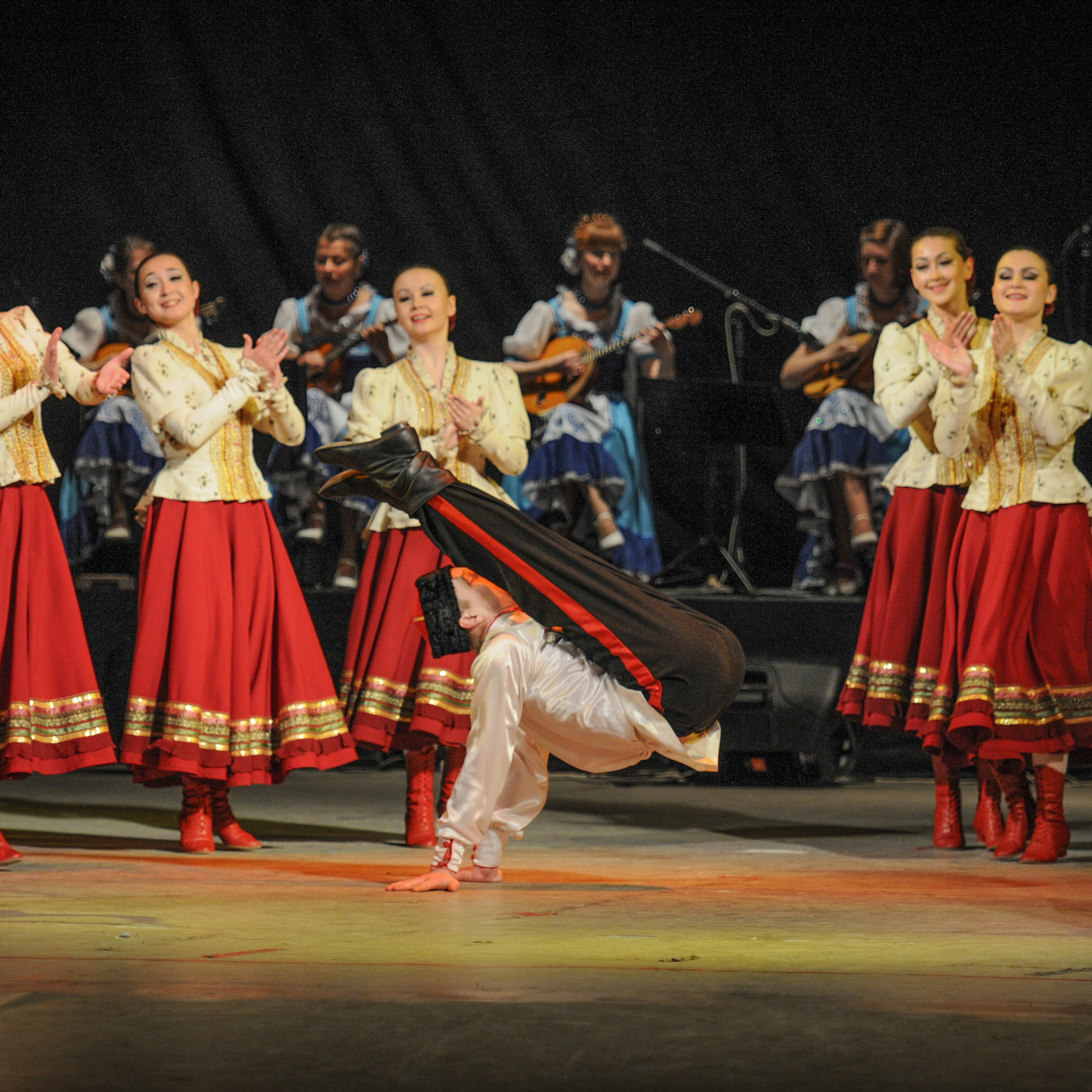 Concert of the folk group “Sunny Rainbow” in Russia. Photographer in Israel Luba Ternavskaya